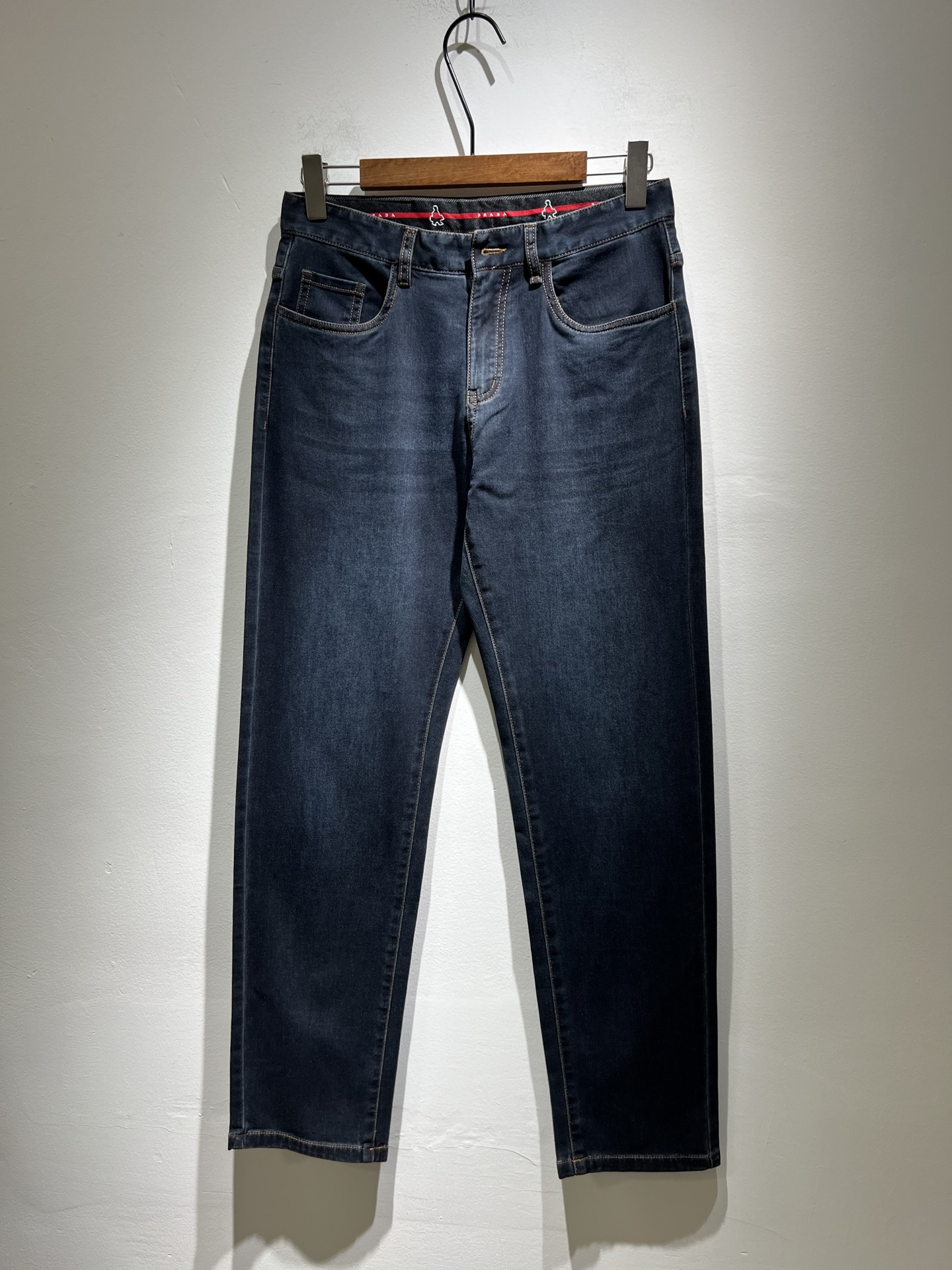 NO:155299,PRA*DA New products for spring and summer are on sale!  Denim is high-end, versatile and pragmatic, and not sensational!  Limited editions in Hong Kong, Macao and Taiwan!  !  Three-dimensional cut cotton material!  The Taiwan foreign trade company undertakes the exquisite and delicate materials, which seems to be Prada's patented high-quality custom-made original hardware logo design!  Not only in the material, color and style, the life philosophy behind the design just fits the dual mentality of modern people's pursuit of personal practicality and fashion aesthetics, and achieves a perfect balance between function and aesthetics. It is not only the display of fashion trends, but also the ultimate of modern aesthetics. P's vision does not limit the indispensable components of the core value of fashion brands, another alternative to mature styles and sizes 29-40, prada, prada, alexander wang19860909PRA*DA 普拉达 春夏新品发售！牛仔高级百搭实用主义不哗众取宠！港澳台地区限定款！！立体裁剪纯棉材质！台湾外贸公司承接、材质精致细腻似乎是普拉达专利品质上乘 定制原版五金logo设计！不仅在材料、颜色与款式工夫,设计背后的生活哲学正巧契合现代人追求切身实用与流行美观的双重心态,在机能与美学之间取得完美平衡,不但是时尚潮流的展现,更是现代美学的极致.P的视野并没有局限时尚品牌核心价值中不可或缺的组成部分、的另一种选择替代风格成熟、尺码29-40,,prada,prada,alexander wang,Men's clothing