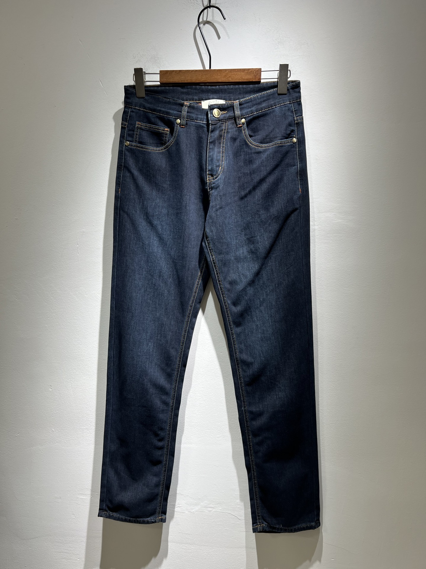 NO:155216,HERM*S AXS Early Spring Men's High-end Tanning Washed Small Straight Jeans Overseas Trading Company Channel Order!  Men's slim straight jeans!  Shanghai Henglong store is on sale!  It is high-end, simple, and has exquisite craftsmanship and materials. It is very rigorous and demanding in pursuit of quality. It uses every detail to prove its brand image!  The typical essence of H's home, with a very representative logo design!  The brand image of H's home is perfectly explained, and the signature leather brand is also quite amazing. It has built a brand LOGO, and the fabric has been perfectly transformed and sublimated. It has a heavy environmentally friendly plant enzyme washing process. The texture has a unique retro style and is quite outstanding. It is recognized as a universal and versatile color number and can withstand the test of any season.  Well-tailed, clean, refreshing and neat!  Size 29-40, hermes, jeans, alexander wang19860909HERM*S爱*仕 早春男士高端丹宁水洗小直筒牛仔裤 海外贸易公司渠道订单 ！男士修身直筒牛仔裤！上海恒隆店在售！高级、简约,工艺和用料方面都颇为考究,对于品质的追求非常严谨和苛刻,用每一个细节来力证自身品牌形象！H家的典型精髓,极具代表性标志logo腰牌设计！将H家的品牌形象完美阐释出来,招牌式的皮牌亦颇为惊艳,构建出品牌LOGO,面料得到完美蜕变和升华,重磅环保植物酵素水洗工艺,肌理有着独特的复古风格,相当出彩,公认的万能百搭色号,经得住任何季节的考验配色！剪裁精良,干净清爽且利落！尺码29-40,,hermes,jeans,alexander wang,Men's clothing