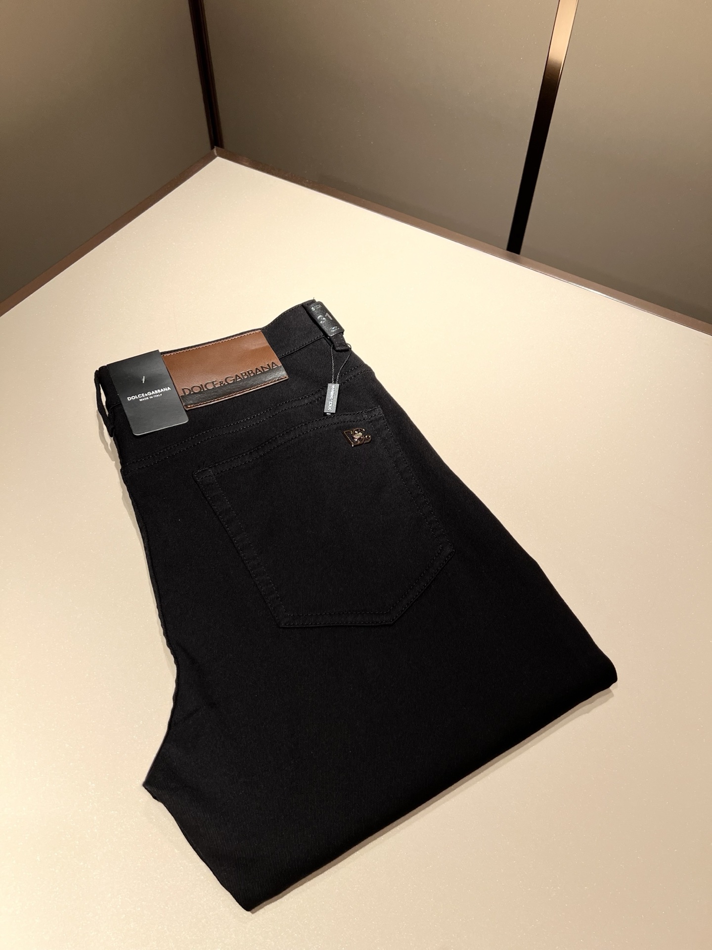 NO:152450,Dolce & Dolce*na 2025 spring and summer new jeans, wash and naturally not easy to deform and decolorize, three-dimensional tailoring perfectly shaped fabric, comfortable and soft, and casually matched, comfortable means its interpretation of fashion and leisure. DG's consistent style reflects the brand's pursuit of quality, with a bit of hedonist flavor, pays great attention to details, likes everything that is not formulaic, pursues freedom, Dolce & GABB*NA's style is very unique. At the beginning of the business, it insists on making plates and designing logo logo waist brand design!  For the fashion industry that paid attention to the show at that time, it was quite unique. Size 29-40, Dolce & Gabbana, Dolce & Gabbana, Dolce & Gabbana, jeans, alexander wang19860909Dolce & 杜嘉*纳 2025春夏新品牛仔裤,水洗处理自然不易变形脱色、立体剪裁完美塑形面料质舒适柔软随意搭配、舒适代表它对时尚休闲的诠释是DG一贯作风细节处体现这个品牌对品质的追求,带点享乐主义者的味道,非常注重细节,喜欢一切非公式化的东西,追求自由杜嘉班纳 (DOLCE&GABB*NA) 的作风非常独特,创业之初坚持自己制版、设计标识logo腰牌设计！对于当时讲究排场的时装界,是相当独树一格的.尺码29-40,,Dolce&Gabbana,Dolce&Gabbana,Dolce&Gabbana,jeans,alexander wang,Men's clothing