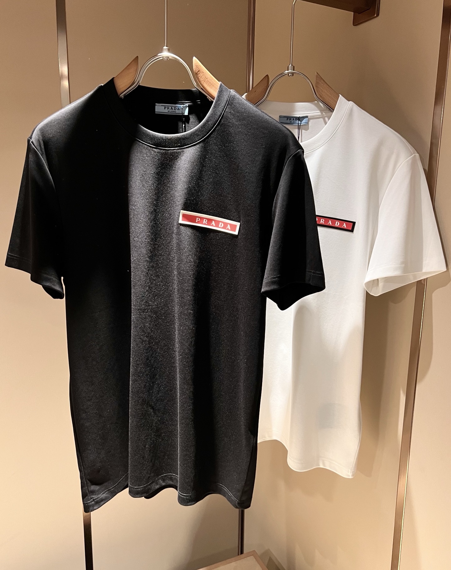 NO:478528,PRAD*A Pu*da 2025 spring and summer new short-sleeved T-shirt for men and women, the latest model is exclusively available on the entire network!  !  ~ It is classic and fashionable and versatile, who doesn’t like it? It will show the classic again. It is very pleasing to the eye and comes with a low luxury halo and recognition!  Pr*da's traditional brand concept and modern advanced technology are perfectly combined. Coupled with the extremely modern and simple design, P's exclusive logo pattern glue pressing design!  Customized 100% imported pure cotton fabric!  The texture of this model is quite touching, the specifications and grades are known with tentacles. The degree of delicateness and breathability are top-notch!  Size M-3XL, prada, T-shirt,tees, t-shirt,alexander wang19860909PRAD*A普*达2025春夏新款男女同款短袖T恤,最新款全网独家首上！！~既经典有时尚百搭,谁不爱啊,将经典再次展现,非常的耐看,自带低奢光环与辨识度！Pr*da传统的品牌理念和现代化的先进技术进行了完美结合.加上极其现代摩登风范的简约设计,p家专属logo图案压胶设计！定制百分百进口纯棉面料！此款的质感相当感人 触手便知规格档次 细腻程度与透气效果堪称顶级！尺码M-3XL,,prada,T-shirt,tees，t-shirt,alexander wang,Men's clothing