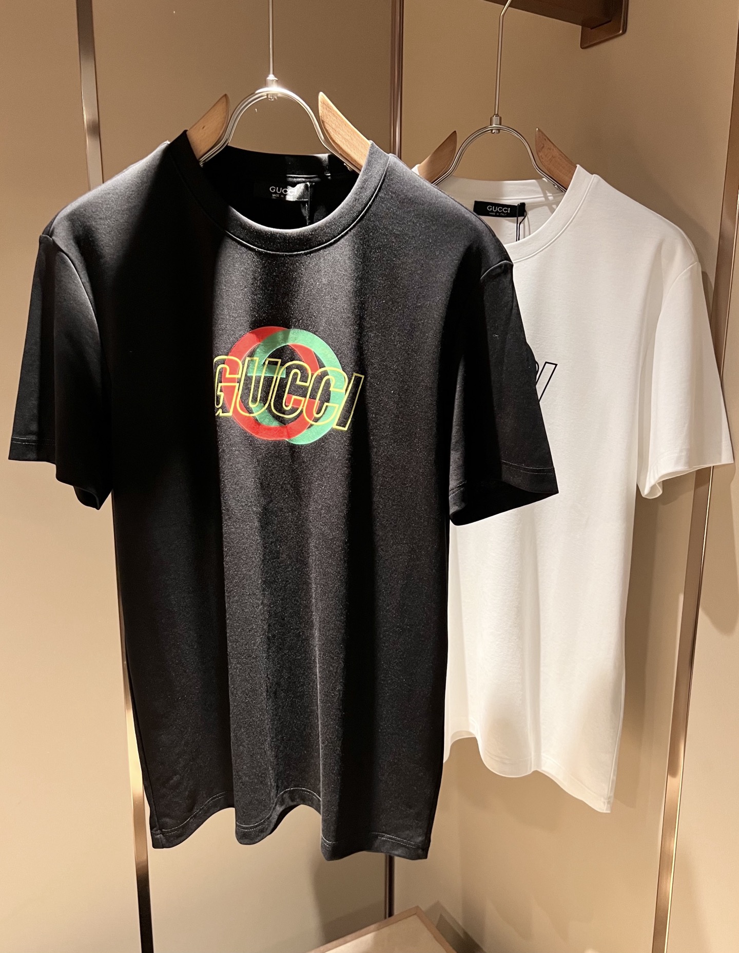 NO:478560,Gucc* Gujia 2025 spring and summer new style for men and women couples casual loose cotton round neck short-sleeved T-shirt!  Trading companies have sparse channels and are released on the official website at the same time!  The latest series of spring and summer 2025, classic fashion design elements, injecting full vitality into the new series. This T-shirt is carefully selected for imported cotton fabrics. The fabric feels skin-friendly and soft and delicate, and the body logo print design!  It has an extremely comfortable and breathable wearing experience. The whole item is very eye-catching and fashionable, and is deeply loved by young people today!  The loose round neck cut is a neutral style regardless of age and gender, suitable for matching all the styles and looks you need in your daily life!  It is recommended to wear couple outfits to go out on the street to make it more pleasing to the eye!  Size M-3XL, gucci, gucci, T-shirt, tees, t-shirt, alexander wang19860909Gucc*古家 2025春夏新款男女同情侣款休闲宽松棉质圆领短袖T恤衫！贸易公司渠道稀出,同步官网发售 ！ 2025春夏最新系列,经典时尚设计元素,为全新系列注入满满活力,这款T恤衫用心甄选客供进口棉面料制成,面料手感亲肤柔软细腻,衣身logo印花设计！拥有着无比舒适透气性的穿着体验,整件单品极具吸睛度与时尚感,深受当下年轻人的喜爱！基础宽松的圆领版型裁剪,不分年龄与性别的中性款式,适合搭配你日常所需的所有风格与造型！建议搭配情侣装出街会更为养眼出色！尺码M-3XL,,gucci,gucci,T-shirt,tees，t-shirt,alexander wang,Men's clothing