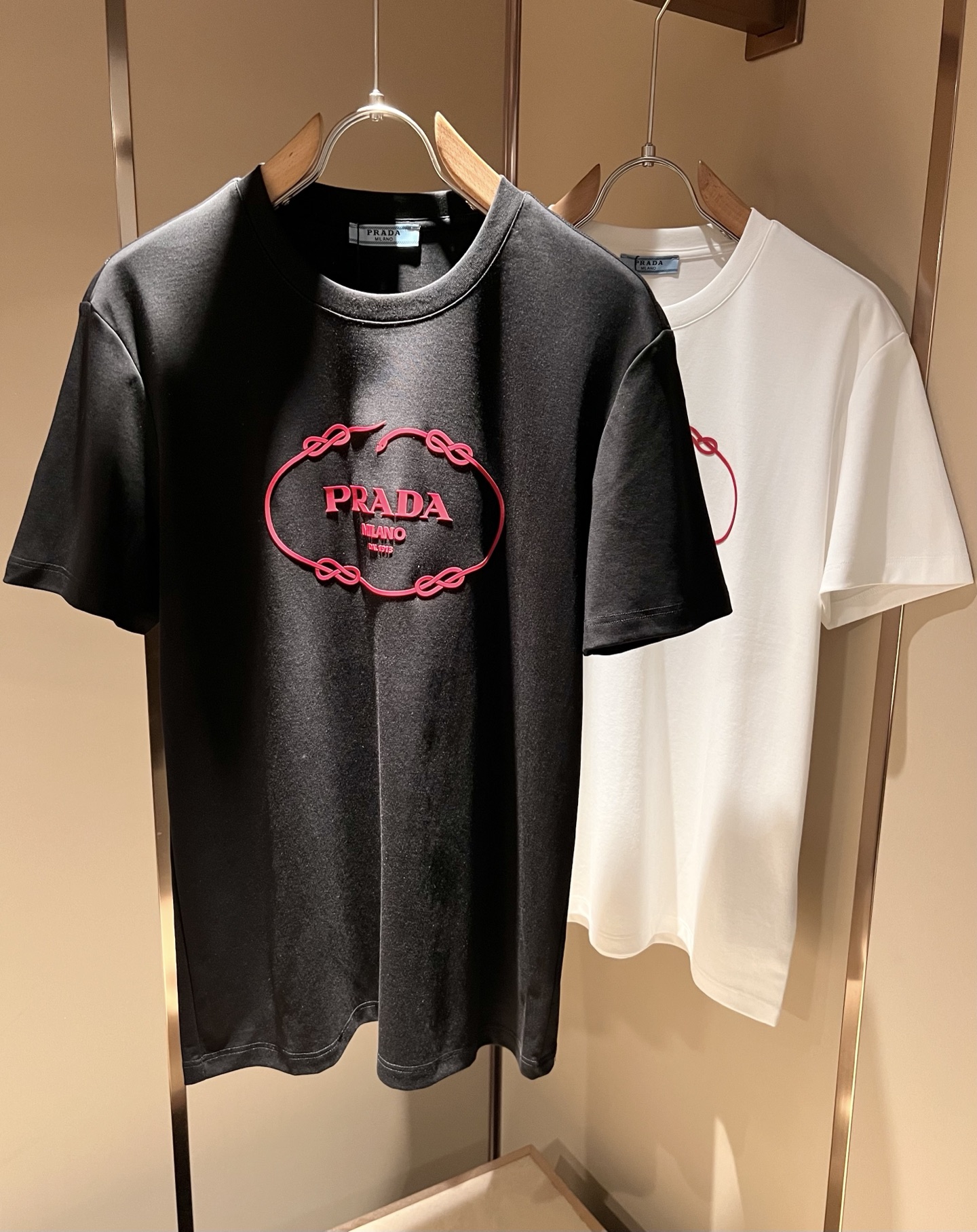 NO:480956,PRAD*A Pu*da 2025 spring and summer new short-sleeved T-shirt for men and women, the latest model is exclusively available on the entire network!  !  ~ It is classic and fashionable and versatile, who doesn’t like it? It will show the classic again. It is very pleasing to the eye and comes with a low luxury halo and recognition!  Pr*da's traditional brand concept and modern advanced technology are perfectly combined. Coupled with the extremely modern and simple design, P's exclusive logo pattern glue pressing design!  Customized 100% imported pure cotton fabric!  The texture of this model is quite touching, the specifications and grades are known with tentacles. The degree of delicateness and breathability are top-notch!  Size M-3XL, prada, T-shirt,tees, t-shirt,alexander wang19860909PRAD*A普*达2025春夏新款男女同款短袖T恤,最新款全网独家首上！！~既经典有时尚百搭,谁不爱啊,将经典再次展现,非常的耐看,自带低奢光环与辨识度！Pr*da传统的品牌理念和现代化的先进技术进行了完美结合.加上极其现代摩登风范的简约设计,p家专属logo图案压胶设计！定制百分百进口纯棉面料！此款的质感相当感人 触手便知规格档次 细腻程度与透气效果堪称顶级！尺码M-3XL,,prada,T-shirt,tees，t-shirt,alexander wang,Men's clothing