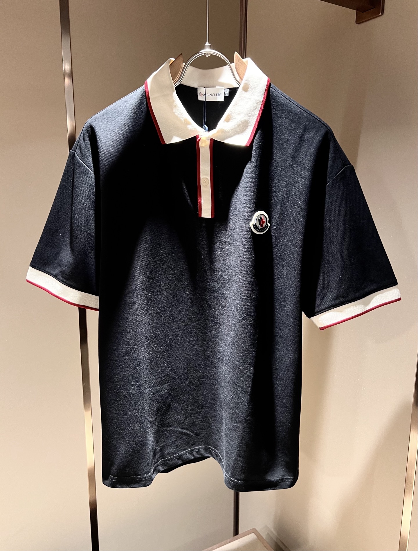 NO:478534,MON Meng**kou 2025 spring and summer new men's original single men's short-sleeved POLO shirt, trading company goods, and the official website is available at the same time!  This type of basic items is a must-see every season. It is equipped with imported pearl mesh cotton, which has both comfort and breathability, and the overall visual value is full, and the chest logo logo badge is decorated!  A single item with extremely high dressing rate!  Standard style and tailoring, comfortable stretching, and unrestrained exercise!  The lapel design meets the needs of simple styles, while having strong practical wearability, high-end, atmospheric and high-end!  Universal and versatile model. Size M-4XL, T-shirt, alexander wang19860909MON蒙**口2025春夏新款男士原单男士短袖POLO衫,贸易公司货,官网同步发售！此类型的基础单品是每季必出现的,客供进口珠地网眼棉,舒适性与透气性兼备,整体视觉值满分,胸前标志logo徽章修饰！穿搭率极高的单品！版型剪裁标准,伸展舒适,运动无拘束！翻领的设计在满足简约的风格上的需求同时,实穿性强,高端大气上档次！ 万能百搭款.尺码M-4XL,,T-shirt,alexander wang,Men's clothing