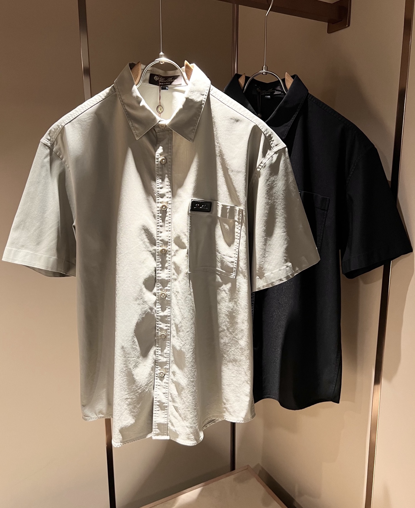 NO:478552,Loro Piana Nouyou Pianya The latest trade order lapel short-sleeved shirt for men in spring and summer 2025, full quality!  !  Designed with logo leather pattern!  The upper body is comfortable and breathable, not stiff, and the overall three-dimensional feeling is rich, with quality export orders, customized exclusive fabric tailoring to meet the simple needs of commuters for dressing. The upper body is very effective, it looks slim and not picky about the figure. The fabric workmanship... Improper, only good craftsmanship can make you feel good and tasteful, a must-have item for everyone!  Size M-4XL, loro piana, T-shirt, alexander wang19860909Loro Piana诺悠翩雅 2025春夏男士最新的贸易订单翻领短袖衬衣,全品相！！采用logo皮革图案设计！上身舒适透气,不僵硬,整体有着丰富的立体感,品质出口订单,定制专属面料剪裁,满足通勤人们对于着装的简约需求,上身效果很好,显瘦,不挑剔身材.面料做工....无可挑剔,好工艺好面料才能穿出好品味一款,人手必备单品！尺码M-4XL,,loro piana,T-shirt,alexander wang,Men's clothing