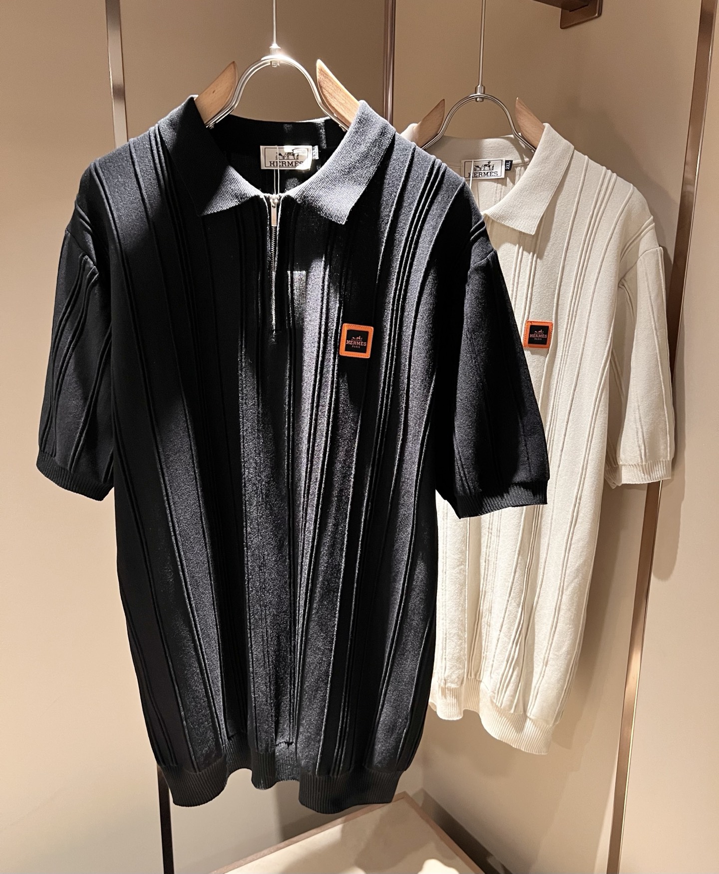 NO:478546,Her*mes 2025 spring and summer new knitted short-sleeved T-shirt, a new upgraded versatile basic style, low-key and luxurious, and a choice of character!  Select high-quality selected knitted fabrics!  Created, enjoy a relaxed and comfortable wearing experience, with super vertical performance, and has a strong sense of art. The iconic logo badge is designed with meticulous craftsmanship and high recognition, showing the new brand micro-label culture!  Classic perfect layout design, precise and in place for cutting. Simple and atmospheric style, and can show fashionable charm in daily leisure life. Size M-4XL, T-shirt,tees, t-shirt,alexander wang19860909Her*mes爱*仕2025春夏新款针织短袖T恤,全新升级百搭基础款,低调奢华,品格之选！甄选优质精选针织面料！打造而成,享受轻松自在的穿着体验,有着超强的垂直性能 艺术感极强标志性logo徽章工艺设计,工艺细致,辨识度极高,展现全新品牌微标文化！经典完美版型设计,在裁剪上精准到位.简约大气风格,又能在日常休闲生活中展现时尚魅力.尺码M-4XL,,T-shirt,tees，t-shirt,alexander wang,Men's clothing