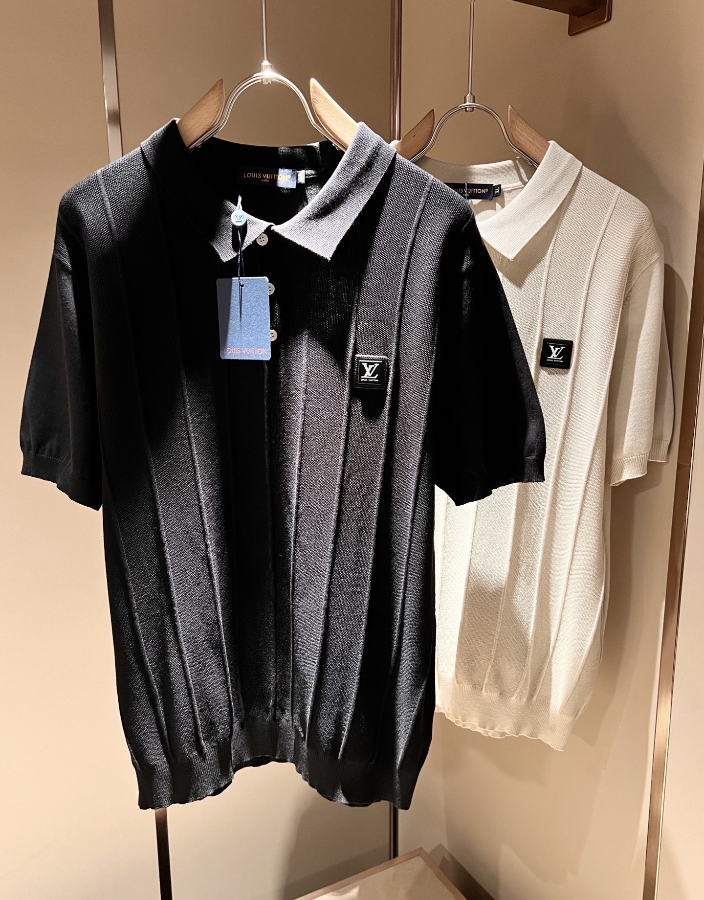 NO:478521,Louis Vuit*on Spring and Summer 2025 Louis Family Light Luxury Lapel Knit Short Sleeve!  The new high-end Louis family has always been so flawless in detail, and creative designs are endless. Letter logo badge pattern design!  It is something that everyone loves. It is made of top-quality ice silk blend, super soft and tough, and has excellent breathability. It comes from world-class trade-level OEM channels, with extremely rare quantity and no help after selling out. The three-dimensional logo presents an extraordinary texture, clean and neat. This is the special skill of the Louis family and the latest craftsmanship this quarter. The degree of meticulousness has reached the top, and the slim three-dimensional tailoring design is a unique combination of luxury and fashion!  Size M-4XL, louis vuitton,louis vuitton,t-shirt,alexander wang19860909Louis Vuit*on 2025春夏路易家族轻奢翻领针织短袖！路易家族的新高端,细节品质永远的那么完美无瑕,创意设计层出不穷.字母logo徽章图案设计！实属人见人爱的东西.顶级冰丝混纺打造,超级柔软且具有韧性,透气感也是绝佳.来自世界级贸易级别的代工厂渠道,数量极其稀少售完无补.立体Logo呈现不一般的质感,干净俐落.这是路易家族的看家绝活也是本季度的最新工艺.细致化程度已经达到顶端了,修身立体剪裁的版型设计堪称一绝.属于奢华与时尚的融合！尺码M-4XL,,louis vuitton,louis vuitton,T-shirt,alexander wang,Men's clothing