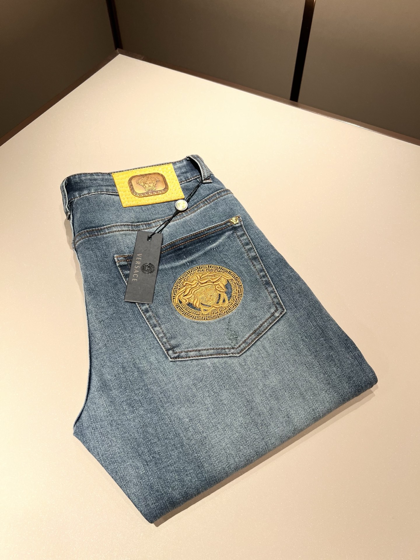 NO:478550,Versa*e Fan*zhe 2025 spring and summer new classic men's casual jeans, produced by OEM, exported to European and American orders, and the official cabinet is released simultaneously!  !  Customers supply Turkish denim, soft texture and comfortable to wear, the fabric has been washed and polished with heavy industry, giving it a more fashionable personality. Medusa avatar logo waist brand design!  Pocket brand logo embroidery design!  Show off a modern attitude with unrestrained personality and highlight the recognition of the brand!  The details are perfectly crafted, with a small straight and natural slim fit, and the upper body effect is particularly good. It is a really difficult jeans!  !  Size 30-40, versace, jeans, alexander wang19860909Versa*e范*哲 2025春夏新款经典男士休闲牛仔裤、代工厂出品,出口欧美订单,官柜同步发售！！客供土耳其牛仔布、质地柔软、穿着舒适,面料经重工洗水打磨、呈现个性更时尚.美杜莎头像logo腰牌设计！口袋品牌logo刺绣设计！彰显个性不羁的摩登态度.突出品牌的辨识度！细节做工完美,小直筒、自然修身版型,上身效果特别棒,真正难的一款牛仔裤！！尺码30-40,,versace,jeans,alexander wang,Men's clothing