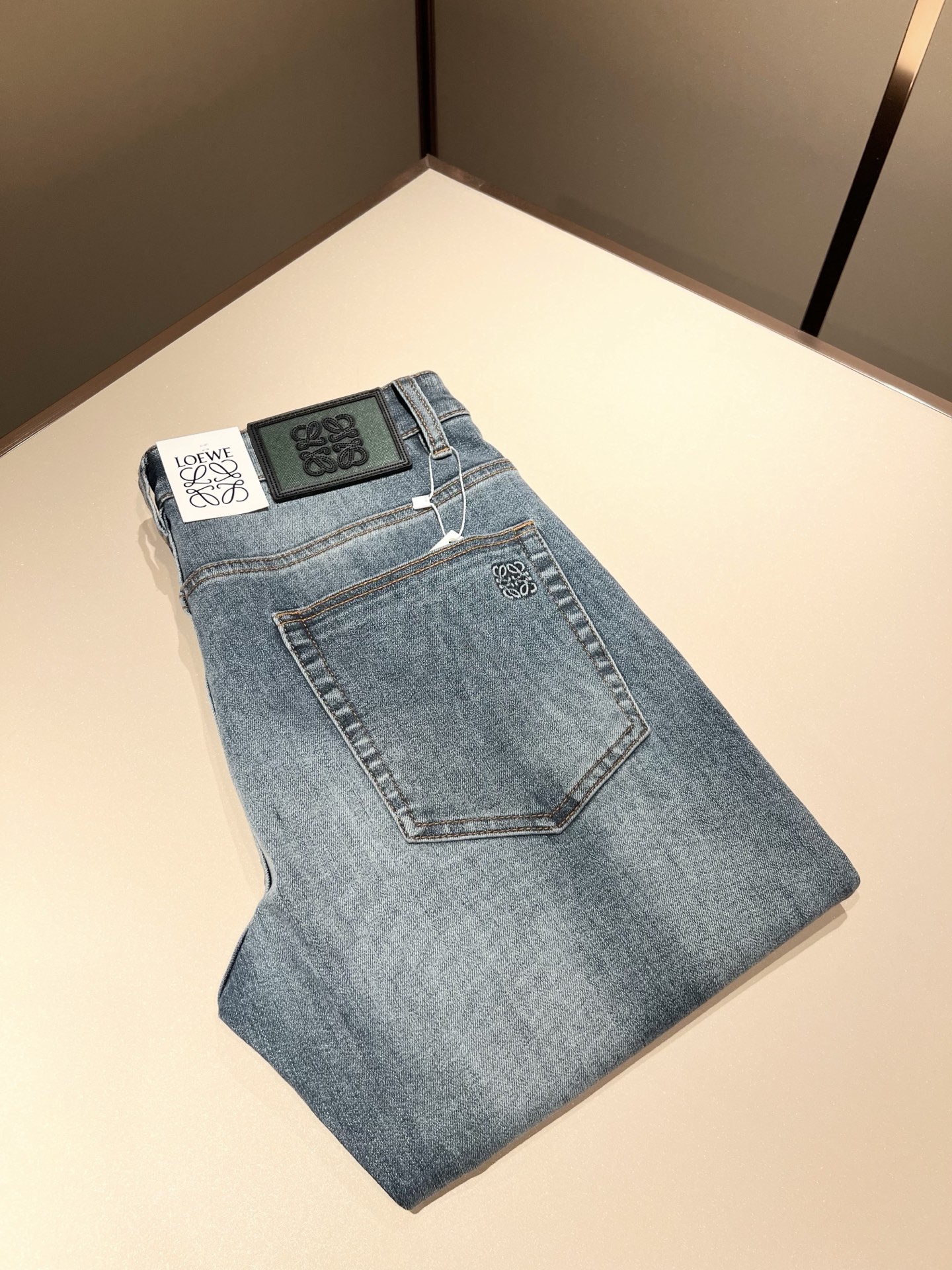 NO:478519,LO*WE/Luo*We 2025 spring and summer new men's fashion high-end casual pants, Hong Kong foreign business channel products, original Japanese products, pure blood quality, perfectly continues the essence and genes of LOE*'s home. From the main fabric to the detailed craftsmanship, all show the ingenuity of quality, use multiple brand elements to interpret, and choose precious cowhide material to build a logo waist brand leather design!  Identity manifestation that belongs to the soul!  Customer-supplied high-end imported pure cotton fabrics, very high-end and fashionable detailed craftsmanship, red ear cloth is completed by a specific antique loom. This element represents the identity and rank of jeans, which is very worthy of careful appreciation!  In terms of matching, it is invincible and explains the versatility in place, with ingenious details and exquisite accessories. The auxiliary materials are all provided by foreign merchants. They are tailored and slim, and the upper body is lifted with an excellent effect. They are a styling item that is hard to come by!  Size 30 -40, loewe, jeans, cowhide, alexander wang19860909LO*WE/罗*威2025春夏新品男士时装款高端休闲裤,香港洋行渠道货,日本原厂出品,纯血统品质,完美延续了LOE*家的精髓与基因,从主体面料到细节工艺,无不彰显出品质的匠心所在,运用多个品牌元素标识来诠释,选取矜贵的牛皮材质构建logo腰牌皮革设计！属于灵魂式的身份彰显！客供高级进口的纯棉面料,非常高级且时髦的细节工艺,赤耳布是由特定古董织布机完成,此元素代表着牛仔裤的身份及段位,非常值得细品悦人！在搭配上所向无敌,把百搭阐释到位,细节匠心考究,辅料皆为外商客供,剪裁合体修身,上身提臀效果绝佳,可遇而不可求的造型单品！尺码30 -40,,loewe,jeans,cowhide,alexander wang,Men's clothing