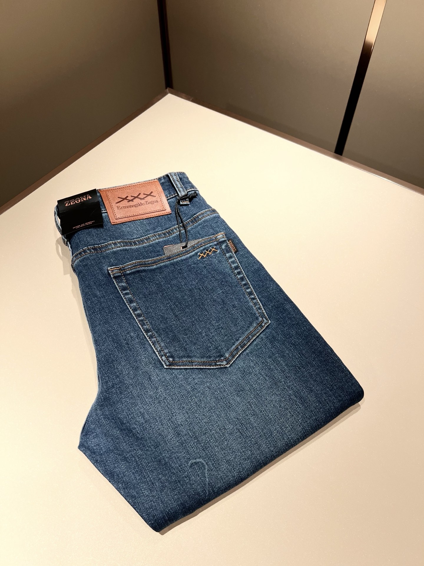 NO:478544,Zegna's new spring and summer 2025 new men's casual jeans, the finale of the channel has appeared!  !  Sold simultaneously at the counter!  It is no exaggeration to say that this trouser is made from the original OEM channel, not a bragging original OEM, but is a product from the domestic ready-to-wear OEM factory officially authorized by Jenia!  Therefore, the ratio of quantity and size is extremely short, so you can earn it if you grab it!  The best pants are officially unveiled!  !  !  !  !  !  Zegna's things have always been one of the only essential outfits for successful business people!  Not everyone can easily surpass the brand's high-end style and its own strong aura. No matter which season the style is, it is a standard temperament!  However, the fabric style is between business and casual and daily wear, and the waist design logo waist brand decoration!  Only Jenya, who can design a pair of trousers so well-suited to the public, is the only one who focuses on men's clothing, business and casualness!  Whether you wear this style in a casual occasion or in a business occasion, you must wear it well and be able to wear it to your own taste!  Pants that give yourself unlimited points!  Size 29-40, zegna, jeans, alexander wang19860909Zegna 杰尼亚 2025春夏新款男士休闲牛仔裤,压轴的渠道货出现了！！柜台同步销售！ 毫不夸张的说,此款裤装是原厂代工渠道的货,并不是吹牛的原厂代工,完全是由杰尼亚官方授权的国内成衣代工厂出来的产品！所以数量跟尺码配比都极度紧缺,抢到就是赚到！最好的裤装正式揭幕！！！！！！Zegna的东西,从来都是成功商务人士的专属必备行头之一！品牌高级的格调以及自带强大的气场并不是所有人都能轻易凌驾的.无论哪季的款式都是都是气质标配！但是面料版型又介乎于商务休闲跟日常穿着之间,腰身设计logo腰牌修饰！能将一款裤装设计到如此贴合大众穿着,也就只有专注于男装商务休闲的杰尼亚了！不论您是休闲场合穿搭,或者商务场合此款都能搭配的恰到好处要穿,就必须穿好的,能穿出属于自己品味的！给自己无限加分的裤子！尺码29-40,,zegna,jeans,alexander wang,Men's clothing