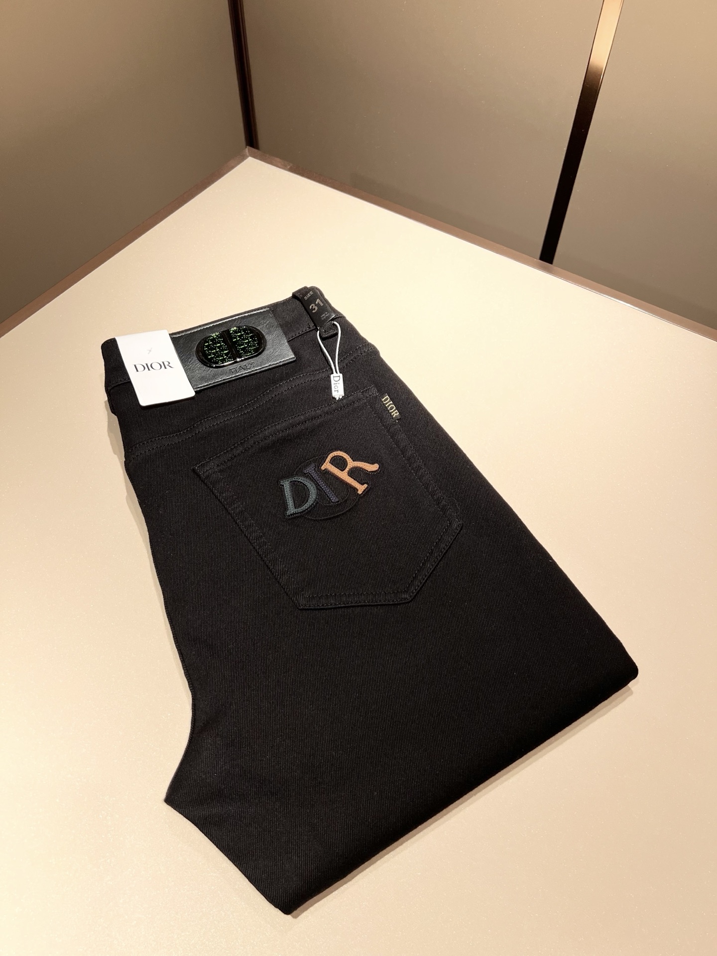 NO:478538,Dio*r Dijia 2025 spring and summer men's washing small straight jeans!  Trading company channel is awesome, with excellent quality, versatile versatile pants king in the fashion circle, European and American street photography mid-to-high frequency wear demonstration, leather waist brand logo design!  And it is a must-have item for luxury brands every season!  Very pure and minimalist design tone!  Adhering to the D family's consistent fashion proposition, it is quite eye-catching, and it demonstrates its ingenious craftsmanship and strongly posits its brand identity!  Customized Italian tannin fabrics are invincible in texture and have a charm, perfect style and tailoring, and excellent slimming effect. They can sweep the wardrobe and match any top set. They are widely compatible and casual, with full upper body shapes and invincible fashionable and versatile!  Size 29 -40,dior,dior,dior,jeans,alexander wang19860909Dio*r 迪家 2025春夏男士水洗小直筒牛仔裤！贸易公司渠道牛货,品相超赞,时尚圈万能的百搭裤王,欧美街拍中高频穿搭示范,皮革腰牌logo设计！且是奢侈品牌每季必出的单品！非常纯粹极简的设计基调！秉承了D家一贯的时尚主张,颇具看点,即彰显了匠心工艺又有力的标榜了品牌身份！客供意大利定制丹宁面料,质感无敌赞,颇具韵味,版型剪裁完美,提臀修身显瘦效果极佳,可横扫衣橱任何的上装搭配,兼容性广泛,休闲兼备,上身型款十足,无敌的时髦百搭神品！尺码29 -40,,dior,dior,dior,jeans,alexander wang,Men's clothing