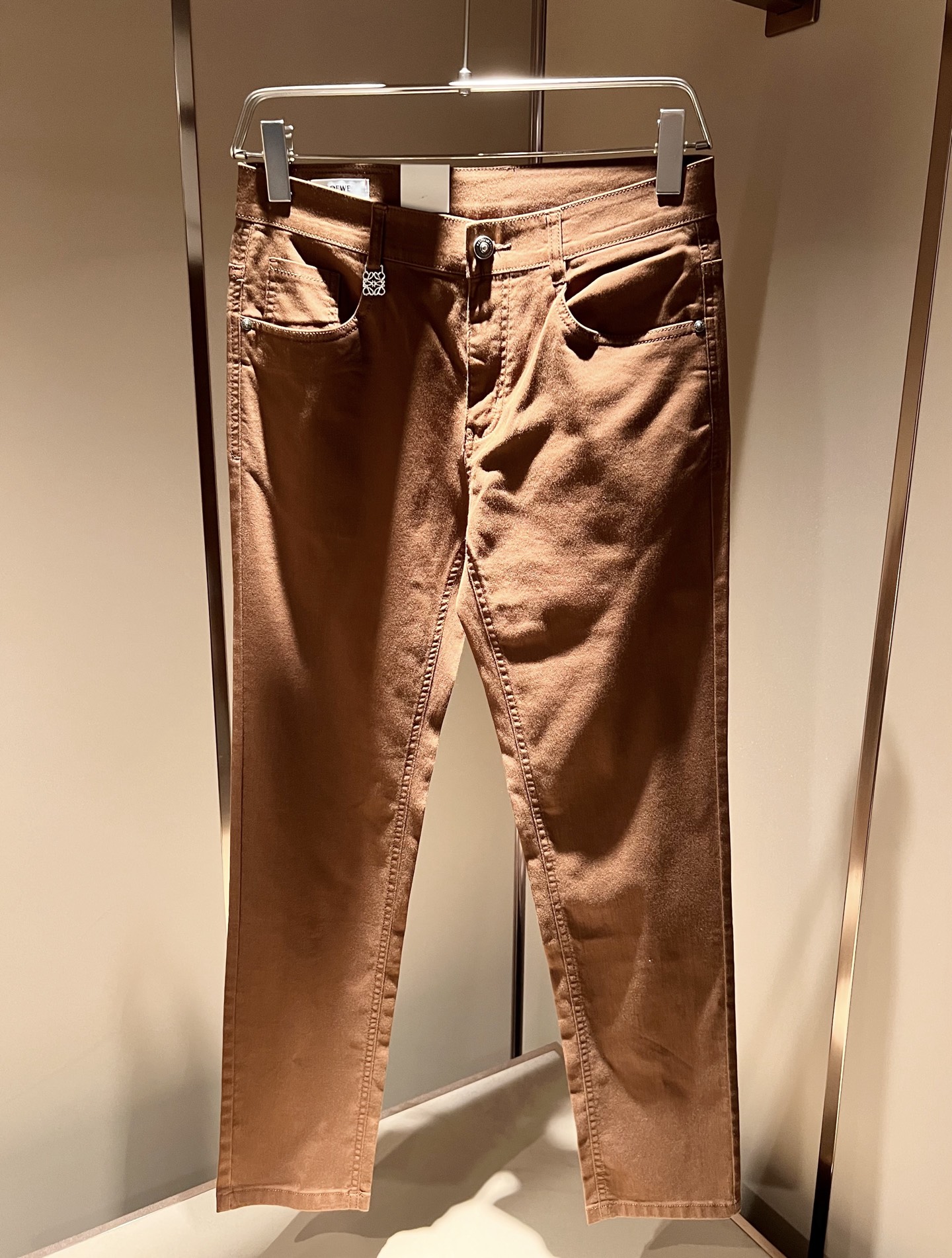 NO:478532,LO*WE/Luo*We 2025 spring and summer new men's fashion high-end casual pants, Hong Kong foreign business channel products, original Japanese products, pure blood quality, perfectly continues the essence and genes of LOE*'s home. From the main fabric to the detailed craftsmanship, all show the ingenuity of quality, use multiple brand elements to interpret, and choose precious cowhide material to build a logo waist brand leather design!  Identity manifestation that belongs to the soul!  Customer-supplied high-end imported pure cotton fabrics, very high-end and fashionable detailed craftsmanship, red ear cloth is completed by a specific antique loom. This element represents the identity and rank of jeans, which is very worthy of careful appreciation!  In terms of matching, it is invincible and explains the versatility in place, with ingenious details and exquisite accessories. The auxiliary materials are all provided by foreign merchants. They are tailored and slim, and the upper body is lifted with an excellent effect. They are a styling item that is hard to come by!  Size 30 -40, loewe, jeans, cowhide, alexander wang19860909LO*WE/罗*威2025春夏新品男士时装款高端休闲裤,香港洋行渠道货,日本原厂出品,纯血统品质,完美延续了LOE*家的精髓与基因,从主体面料到细节工艺,无不彰显出品质的匠心所在,运用多个品牌元素标识来诠释,选取矜贵的牛皮材质构建logo腰牌皮革设计！属于灵魂式的身份彰显！客供高级进口的纯棉面料,非常高级且时髦的细节工艺,赤耳布是由特定古董织布机完成,此元素代表着牛仔裤的身份及段位,非常值得细品悦人！在搭配上所向无敌,把百搭阐释到位,细节匠心考究,辅料皆为外商客供,剪裁合体修身,上身提臀效果绝佳,可遇而不可求的造型单品！尺码30 -40,,loewe,jeans,cowhide,alexander wang,Men's clothing