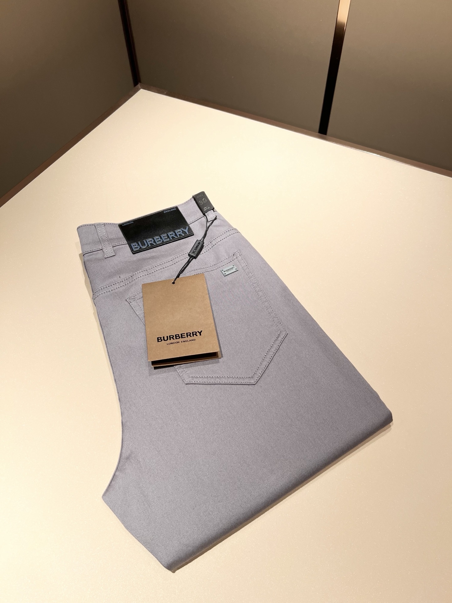 NO:478526,BURBER*Y Ba*li Spring and Summer 2025 New high-end casual and versatile jeans for men!  For BUR fans, such a grand classic design is enough to plant grass at a glance. It is the most handsome series among all BUR jeans this year. I only need to take a look and know that this will definitely be a hit product that has caused a sensation, and it is popular on the Internet. The classic slim three-dimensional tailoring style is equipped with the latest logo pattern waist brand craft design!  Very representative waist brand modification!  It simply and easily demonstrates the charm of the brand, and naturally presents specifications, grades, fashion and trendy effects. It matches the performance to easily create a high-end and high-end effect!  The top imported Japanese washing cowboy is made of cotton, and it is comfortable and breathable, and has a natural drape, which is suitable for all year round outfits!  !  This jeans are made of three-dimensional cut and straight-fitting style. The magic and practical wearability of the single match are understandable. Whether you are wearing daily clothes or appearing on the high street, it is the best choice. It is super charming!  It also demonstrates the authentic BUR original flavor, and it also perfectly shows its specifications and rank!  Obviously, this is a big and powerful product that you must collect. Whether you are a fan of BUR or not, you must collect this product and highly recommend it!  Size 29-40, Burberry, jeans, alexander wang19860909BURBER*Y巴*莉 2025春夏 新品男士高端休闲百搭牛仔裤！对于BUR粉丝来说,这样大气的经典设计足矣一眼种草,是今年BUR所有牛仔裤当中最帅的一个系列,我只需要看一眼就知道,这绝对会是一个引起轰动的爆款,而且全网风靡,经典的修身立体剪裁版型打造,配置了最新的logo图案腰牌工艺设计！极具代表性腰牌修饰！简单轻松的彰显出品牌魅力所在,自然而然的呈现规格,档次,时髦以及新潮效果,搭配性能满分,轻松穿出高级感与高端效果！顶级的进口日本洗水牛仔棉质打造,并舒适透气感满分,且垂感自然,适合一年四季的穿搭所需！！此款牛仔裤采用了立体裁剪小直筒版型打造,其单配魔力与实穿性是无可厚非的,不管你是日常穿搭还是高街出镜都是不二之选,超具魅力！更是彰显了地地道道的的BUR原味,同时也是完美的展现了其规格和段位所在！很显然,这是一款绝对要收的重磅好货,不管你是不是BUR的粉丝,此款你都必须要收,极力推荐的好货！尺码29-40,,burberry,jeans,alexander wang,Men's clothing