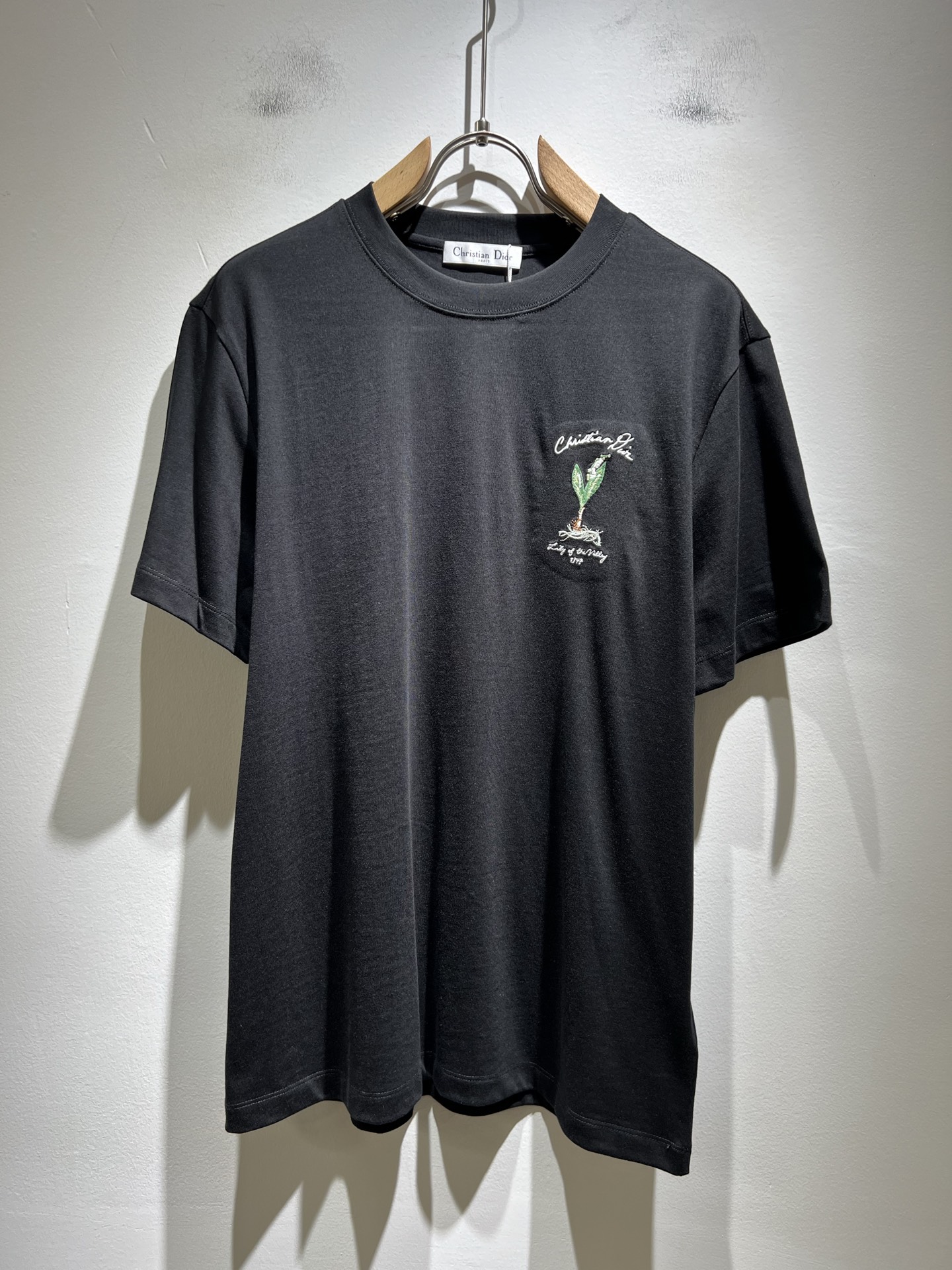 NO:484949,Dio*Dijia 2025 spring and summer new short-sleeved T-shirt for men and women, and the counter is available at the same time!  Customized exclusive 260g pure cotton fabric, customized original craft threads, chest logo pattern embroidery craft design!  Simple and generous, calm and versatile, extremely high-end, perfectly integrated with fashion and style, a top fashionable style that perfectly suits the outside wear!  The overall feeling is natural!  The ultimate classic versatile short-sleeved T-shirt is designed with the latest three-dimensional letter logo embroidery elements!  The ultimate perfection of heavy industry!  Fans who pursue high quality are please buy them by themselves, and all fans who know the goods are invited to appreciate this model together!  !  Size M-3XL, dior,dior,T-shirt,tees,t-shirt,alexander wang19860909Dio*迪家 2025春夏新款男女同款短袖T恤,专柜同步发售！定制专属260克纯棉面料,定制原版工艺螺纹,胸前logo图案刺绣工艺设计！简约大方,从容百搭,档次极高,完美融入时尚还有风情感一款完美符合外穿的顶尖时髦气质款！整体给人浑然天成的感觉！极致经典的百搭型短袖T恤,采用最新的立体字母logo刺绣元素设计！极致的重工极致的完美！追求高品质的粉丝们请自行抢购,诚邀所有识货的粉丝一同鉴赏此款！！尺码M-3XL,,dior,dior,T-shirt,tees，t-shirt,alexander wang,Men's clothing