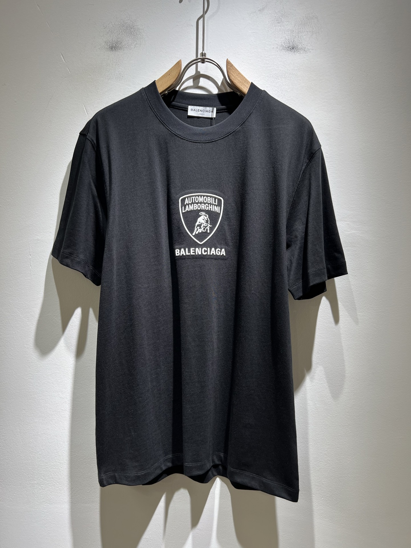 NO:484944,BALENCI*GA Paris* Home 2025 Spring and Summer New Men and Women's Same Short-Sleeve T-shirt!  Fashionable casual short-sleeved T-shirt with catwalk pattern prints!  Design logo embroidery design!  The most designed and selected customer-supplied 260g pure cotton fabric, which feels soft and skin-friendly, is comfortable and breathable, and you can’t picky about the real thing!  Loose, small, shoulder-dead round neck cut, genderless couple mixed styles, opening up a new fashion charm!  Differentiate the market version of the high-end custom series!  Size M-3XL, balenciaga, T-shirt,tees, t-shirt,alexander wang19860909BALENCI*GA巴黎*家 2025春夏新款男女同款短袖T恤！走秀图案印花时尚休闲短袖T恤衫！设计logo刺绣设计！极具设计精选客供260g纯棉面料,手感柔软亲肤,着身舒适透气性都无法挑剔,实物绝对会让你爱不释手！宽松小落肩的圆领版型裁剪,无性别主义的情侣混穿款式,打开全新的时装新韵味！区别市场版本高定系列！尺码M-3XL,,balenciaga,T-shirt,tees，t-shirt,alexander wang,Men's clothing