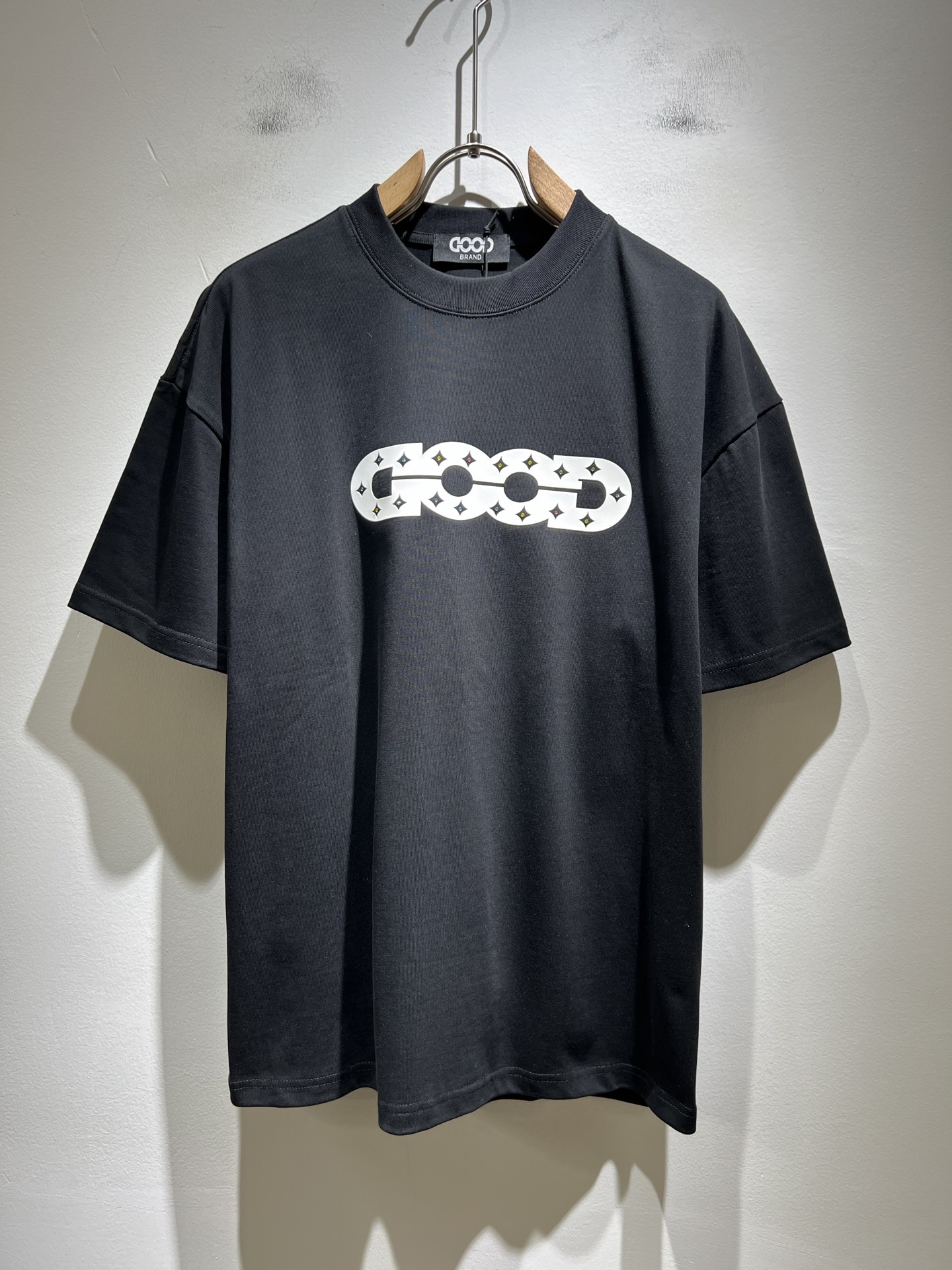 NO:484933,Good 2025 spring and summer new short-sleeved T-shirt for men and women!  Fashionable casual short-sleeved T-shirt with catwalk pattern prints!  Design logo glue pressing design!  The most designed and selected customer-supplied 260g pure cotton fabric, which feels soft and skin-friendly, is comfortable and breathable, and you can’t picky about the real thing!  Loose, small, shoulder-dead round neck cut, genderless couple mixed styles, opening up a new fashion charm!  Differentiate the market version of the high-end custom series!  Size M-3XL, T-shirt,tees,t-shirt,alexander wang19860909Good 2025春夏新款男女同款短袖T恤！走秀图案印花时尚休闲短袖T恤衫！设计logo压胶设计！极具设计精选客供260g纯棉面料,手感柔软亲肤,着身舒适透气性都无法挑剔,实物绝对会让你爱不释手！宽松小落肩的圆领版型裁剪,无性别主义的情侣混穿款式,打开全新的时装新韵味！区别市场版本高定系列！尺码M-3XL,,T-shirt,tees，t-shirt,alexander wang,Men's clothing