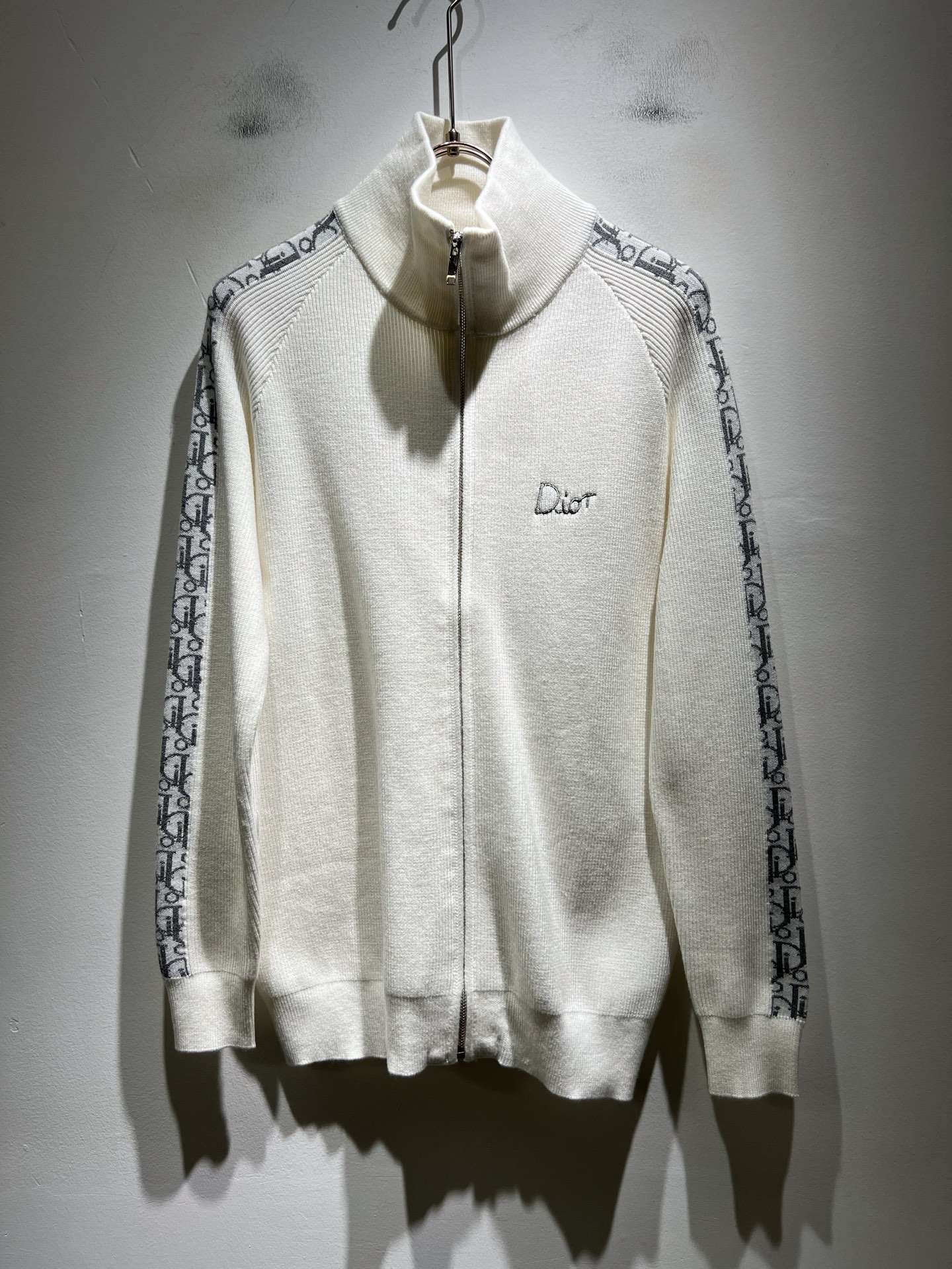 NO:601701,Dio*Dijia's new autumn and winter knitted wool cardigans for men and women are on sale simultaneously at the counter!  Customized exclusive wool fabric, easy to match and versatile, extremely high-grade, perfectly integrated into fashion and style, a top-notch fashionable style that is perfect for outer wear!  The whole thing gives people a natural feeling!  The ultimate classic uses the latest three-dimensional letter logo element embroidery design!  The ultimate heavy work, the ultimate perfection!  Fans who pursue high quality should rush to buy it by themselves, and we sincerely invite all fans who know the goods to appreciate this model together!  !  Size M-3XL,,dior,dior,alexander wang19860909Dio*迪家 秋冬新款男女同款针织羊毛开衫,专柜同步发售！定制专属羊毛面料,从容百搭,档次极高,完美融入时尚还有风情感一款完美符合外穿的顶尖时髦气质款！整体给人浑然天成的感觉！极致经典采用最新立体字母logo元素刺绣设计！极致的重工极致的完美！追求高品质的粉丝们请自行抢购,诚邀所有识货的粉丝一同鉴赏此款！！尺码M-3XL,,dior,dior,alexander wang,Men's clothing