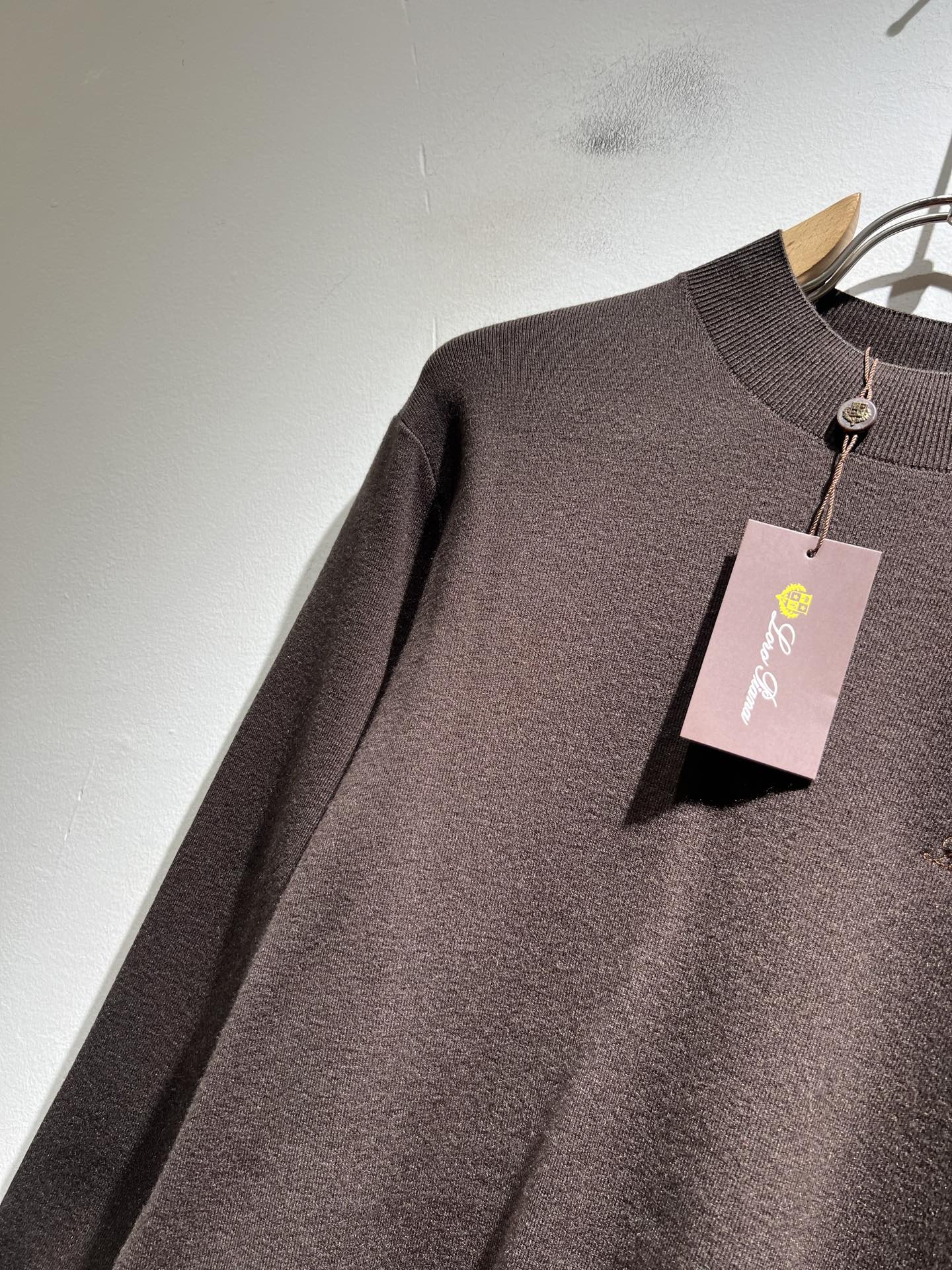 Loro Piana诺悠翩雅 2025秋冬男士最新的贸易订单针织羊毛衫，全品相！！上身舒适透气，不僵硬，