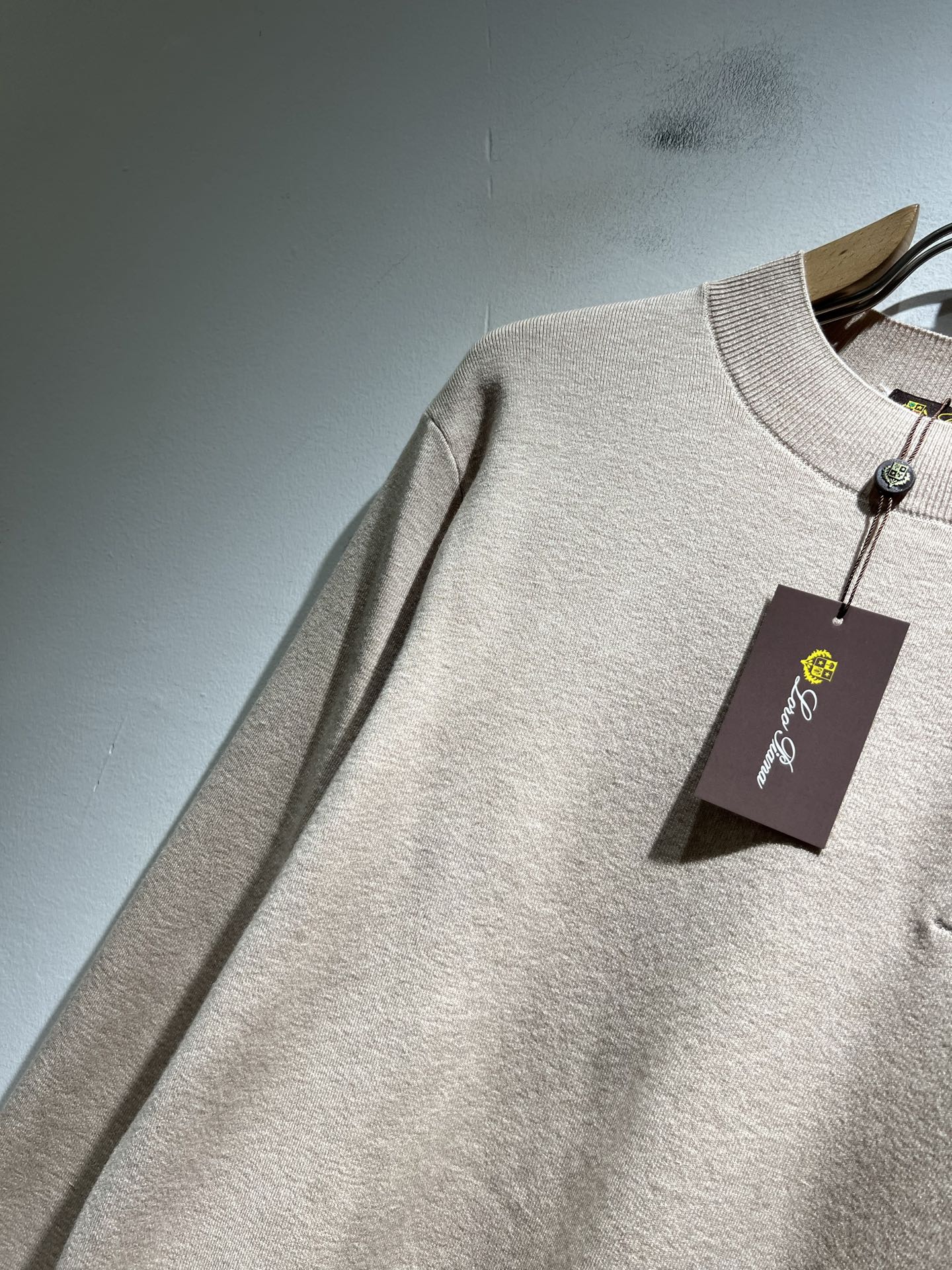 Loro Piana诺悠翩雅 2025秋冬男士最新的贸易订单针织羊毛衫，全品相！！上身舒适透气，不僵硬，