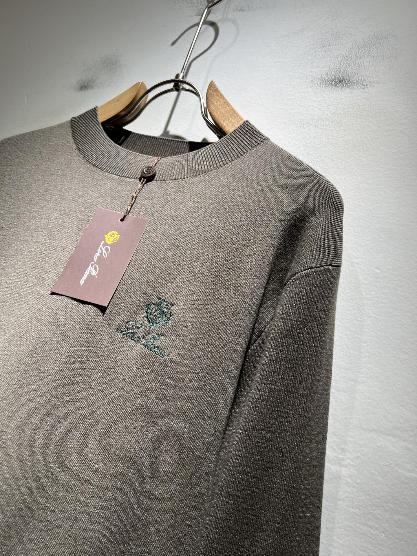 Loro Piana诺悠翩雅 2025秋冬男士最新的贸易订单针织羊毛衫，全品相！！上身舒适透气，不僵硬，