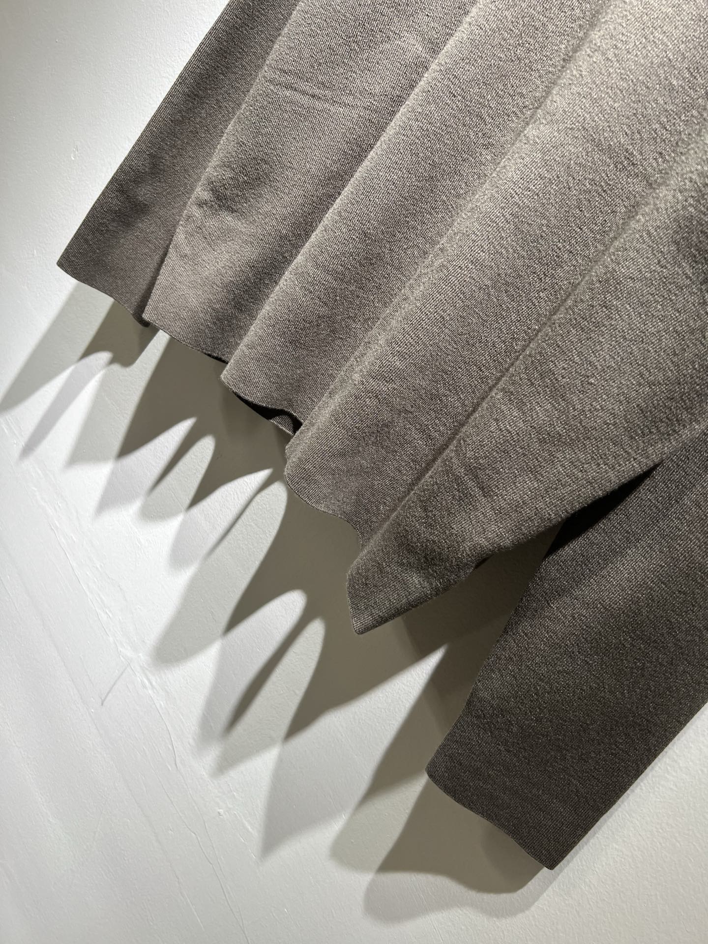 Loro Piana诺悠翩雅 2025秋冬男士最新的贸易订单针织羊毛衫，全品相！！上身舒适透气，不僵硬，