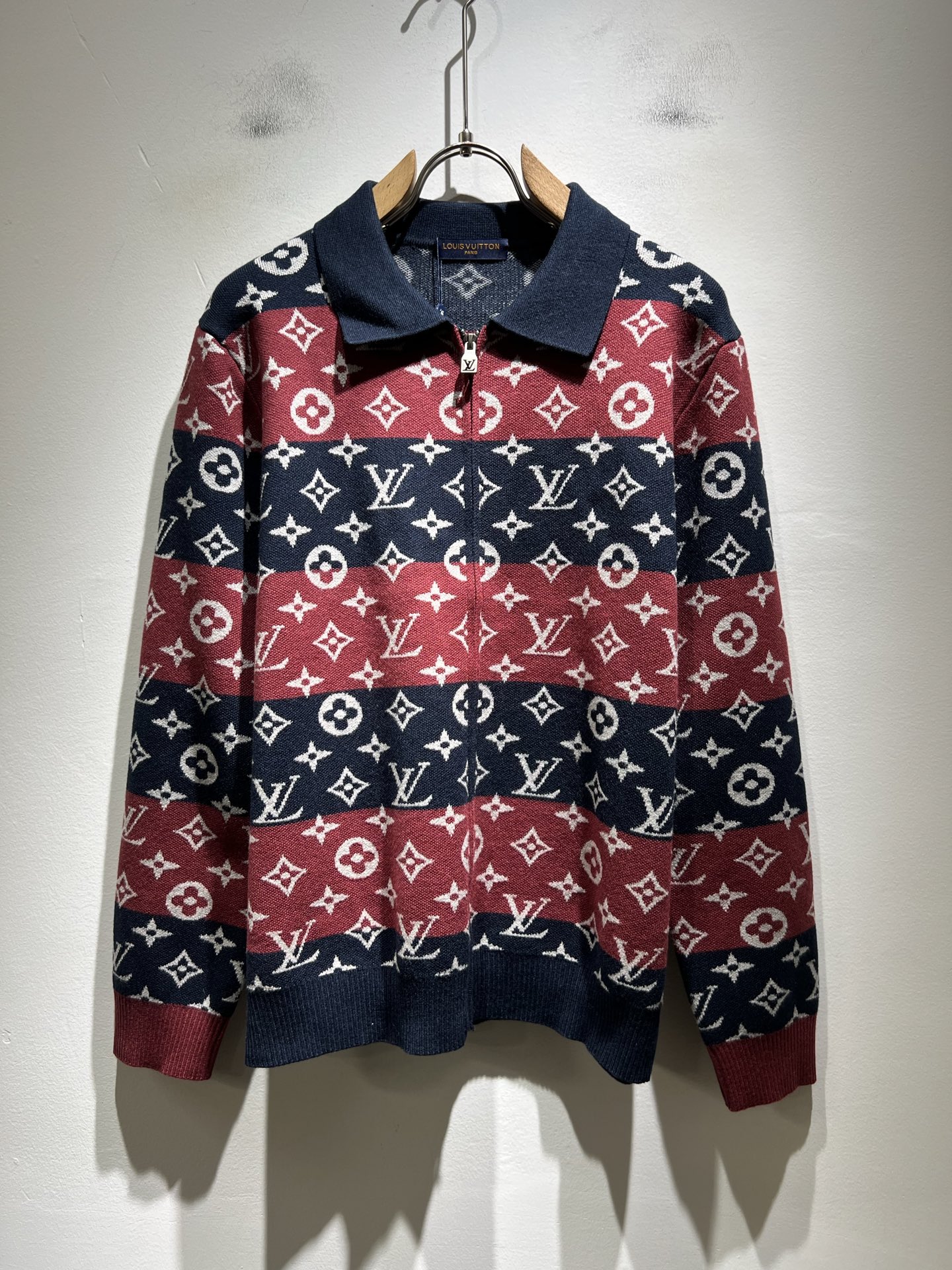 NO:599436,Louis Vuit*on 2025 autumn and winter Louis family light luxury knitted woolen sweater!  Same decoration for men and women!  The new high-end of the Louis family, the details and quality are always so flawless, and the creative designs are endless. You are not a fashionista if you don’t buy a few pieces of Louis this autumn and winter. Panoramic logo pattern crochet design!  It is something that everyone loves. Made of top-quality wool blend, it is super soft and tough, and has excellent breathability. It comes from world-class trading OEM channels, and the quantity is extremely rare and sold out. It is a presbyopic item that is released every year by 'Donkey Brand'.  The body logo presents an unusual texture, clean and neat. This is the Louis family's unique skill and the latest craftsmanship of this season. The level of detail has reached the top, and the slim and three-dimensional tailoring is a unique design. It is a fusion of luxury and fashion!  Size M-3XL,,louis vuitton,louis vuitton,louis vuitton,alexander wang19860909Louis Vuit*on 2025秋冬路易家族轻奢针织羊毛衫！男女同款装饰！ 路易家族的新高端,细节品质永远的那么完美无瑕,创意设计层出不穷.今年秋冬季节没有入手几件路易你算不上时尚达人.全景logo图案钩织设计！实属人见人爱的东西.顶级羊毛混纺打造,超级柔软且具有韧性,透气感也是绝佳.来自世界级贸易级别的代工厂渠道,数量极其稀少售完无补.“驴牌”每年都会出的老花单品,立体Logo呈现不一般的质感,干净俐落.这是路易家族的看家绝活也是本季度的最新工艺.细致化程度已经达到顶端了,修身立体剪裁的版型设计堪称一绝.属于奢华与时尚的融合！尺码M-3XL,,louis vuitton,louis vuitton,louis vuitton,alexander wang,Men's clothing