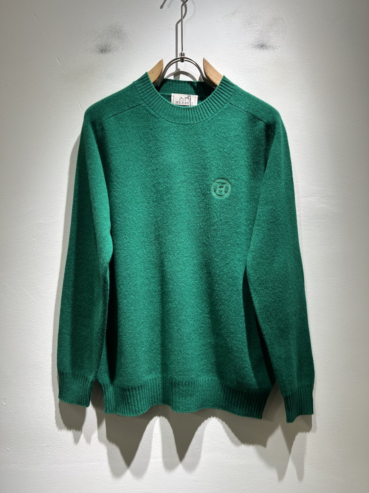 NO:598439,Her*mes' new autumn and winter men's knitted woolen sweater, a newly upgraded and versatile basic style, low-key luxury, a choice of quality!  It is made of high-quality wool and has strong vertical performance. It has a strong artistic sense and H logo embroidery design. The craftsmanship is meticulous and highly recognizable, showing a new brand micro-label culture!  Classic and perfect design, precise cutting. Simple and elegant style, but also able to show fashionable charm in daily leisure life. Size M-3XL,, alexander wang19860909Her*mes爱*仕秋冬新款男士针织羊毛衫,全新升级百搭基础款,低调奢华,品格之选！甄选优质精选优质羊毛打造而成,有着超强的垂直性能 艺术感极强H标志logo刺绣工艺设计,工艺细致,辨识度极高,展现全新品牌微标文化！经典完美版型设计,在裁剪上精准到位.简约大气风格,又能在日常休闲生活中展现时尚魅力.尺码M-3XL,,alexander wang,Men's clothing