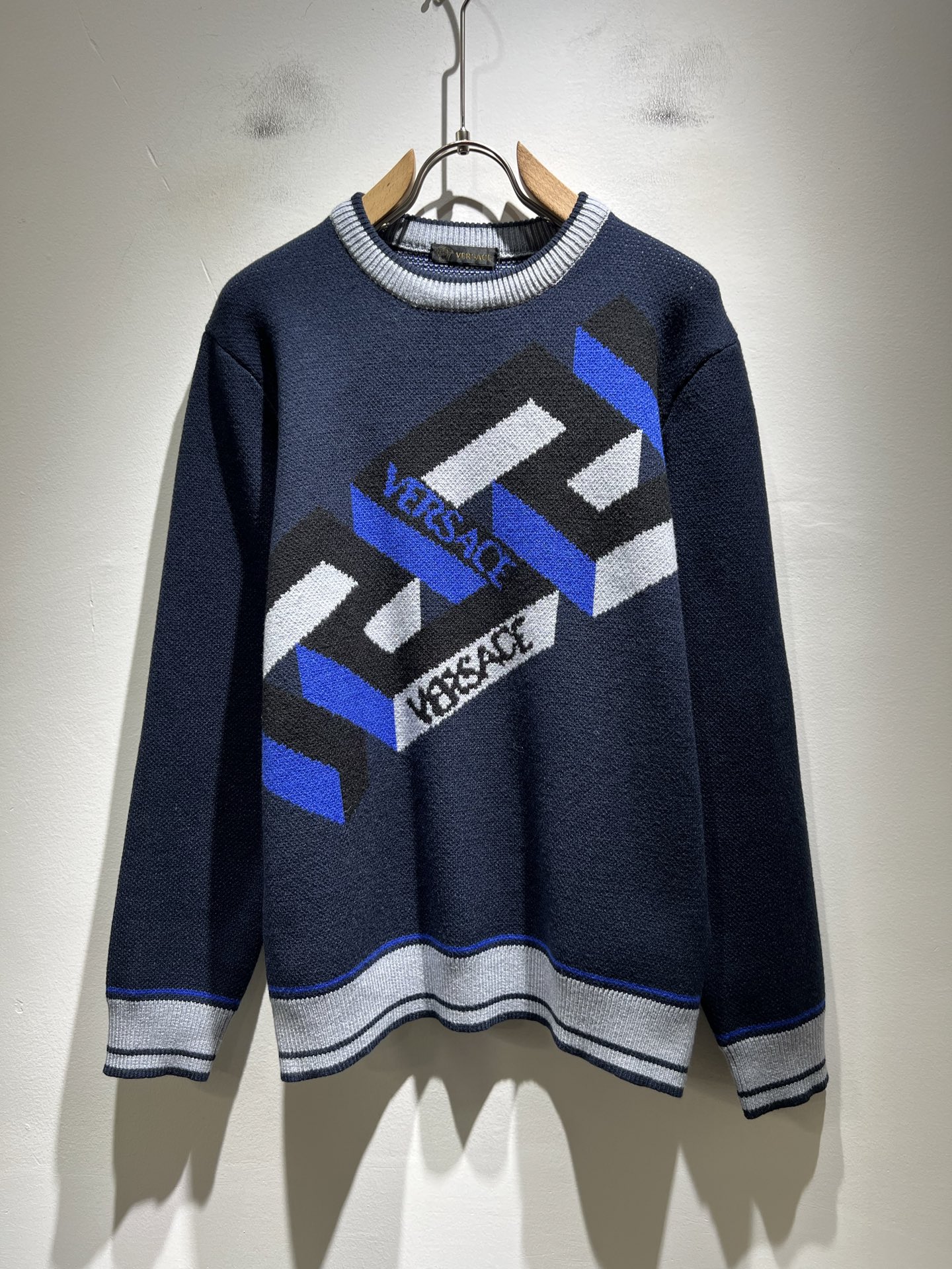 NO:598424,VERS*CE/Fan*zhe new autumn and winter original long-sleeved woolen sweater, VERS*CE/Fan*zhe trading company channel product value recommended sweater, the decoration is extremely exquisite and highlights the gradient effect!  The three-dimensional effect is very strong, and the logo crochet design on the chest!  Only advanced German equipment can produce it, highlighting the incomparable visual luxury, extremely high craftsmanship and great craftsmanship!  The imported wool fabric is supplied by the customer, has excellent skin-friendliness, and the details are perfect and impeccable. The upper body effect is very good, very eye-catching, and there is no doubt that it will turn heads. It is an excellent item to improve the vision in the wardrobe. It is very handsome whether it is worn inside or on its own. Sizes M-3XL, versace, sweaters, alexander wang19860909VERS*CE/范*哲 秋冬新品原单长袖羊毛衫,VERS*CE/范*哲 贸易公司渠道 产品 值的推荐毛衣 ,装饰极为精致凸显渐变效果！立体感极强,胸前logo钩织设计！唯有德国先进设备方能制作,凸显了视觉无敌的震撼奢华,工艺水准极高,非常重工匠心！客供进口羊毛面料,亲肤性绝佳,细节极致完美,无可挑剔,上身效果非常出色,非常招眼吸睛,回头率毋庸置疑,衣橱里改良视觉的绝佳单品,无论内搭还是单穿都爆帅十足.尺码M-3XL,,versace,sweaters,alexander wang,Men's clothing