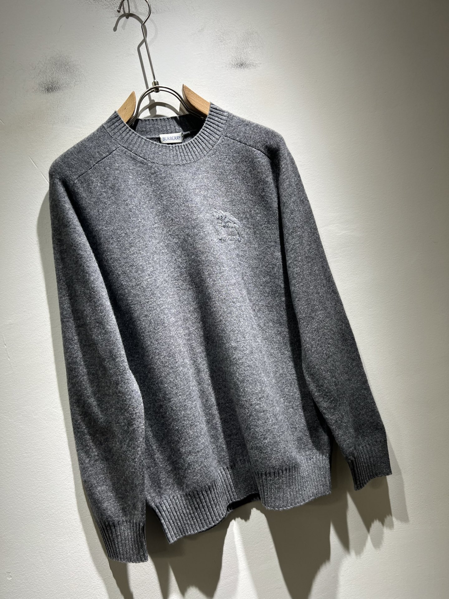 Bur*erry 巴*莉 2025秋冬新款针织羊毛衫，胸前设计标志logo图案刺绣设计！品牌经典设计元素