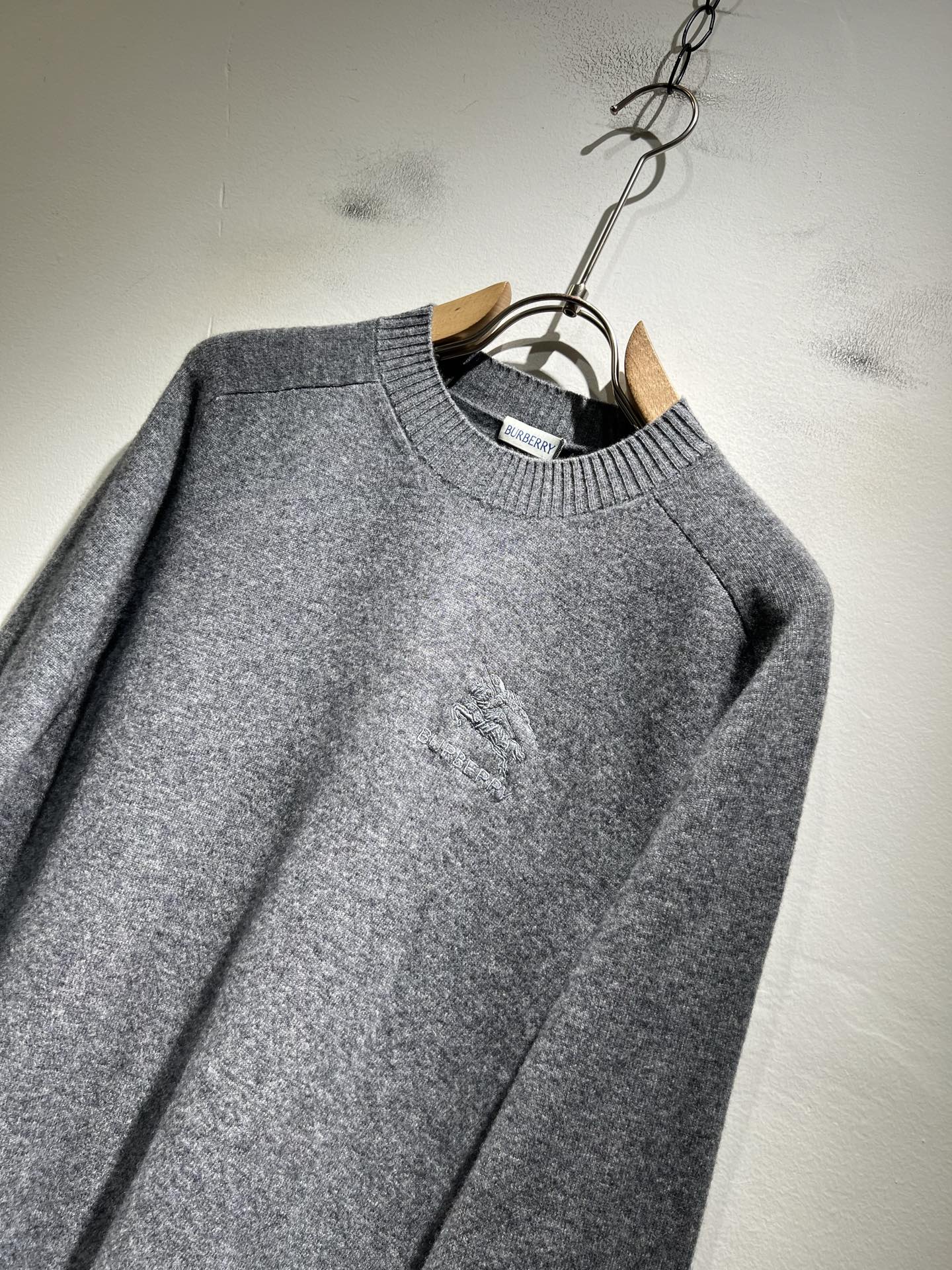 Bur*erry 巴*莉 2025秋冬新款针织羊毛衫，胸前设计标志logo图案刺绣设计！品牌经典设计元素