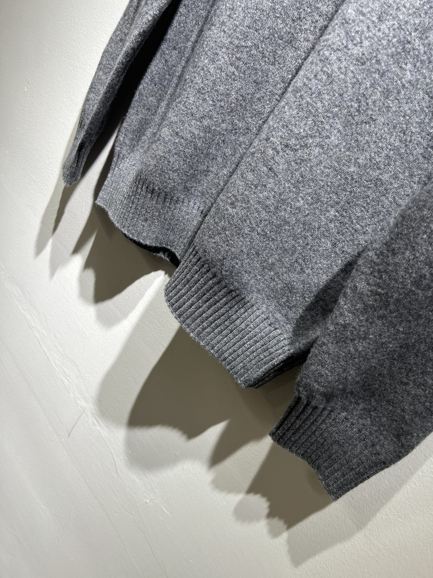 Bur*erry 巴*莉 2025秋冬新款针织羊毛衫，胸前设计标志logo图案刺绣设计！品牌经典设计元素