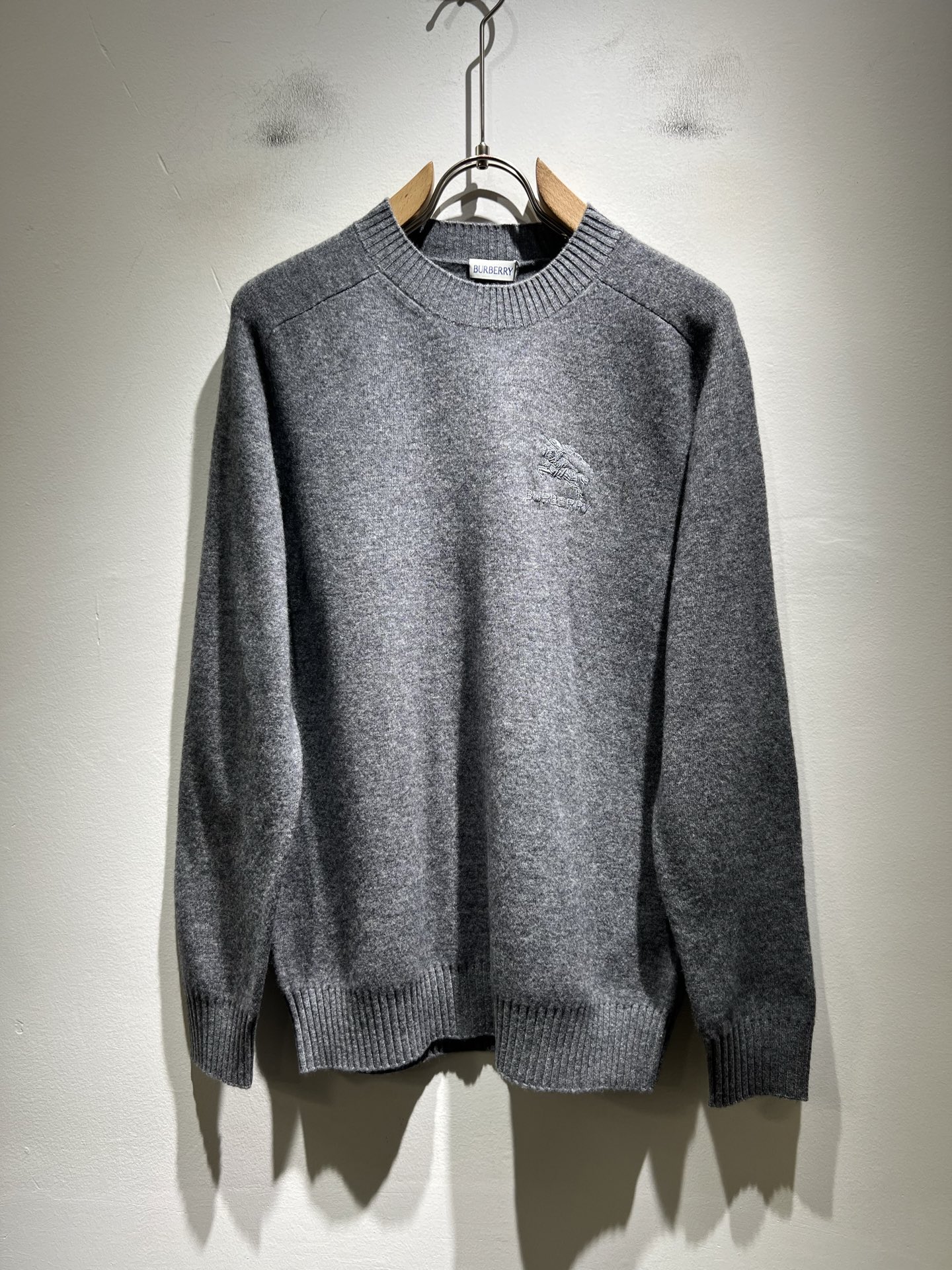 Bur*erry 巴*莉 2025秋冬新款针织羊毛衫，胸前设计标志logo图案刺绣设计！品牌经典设计元素