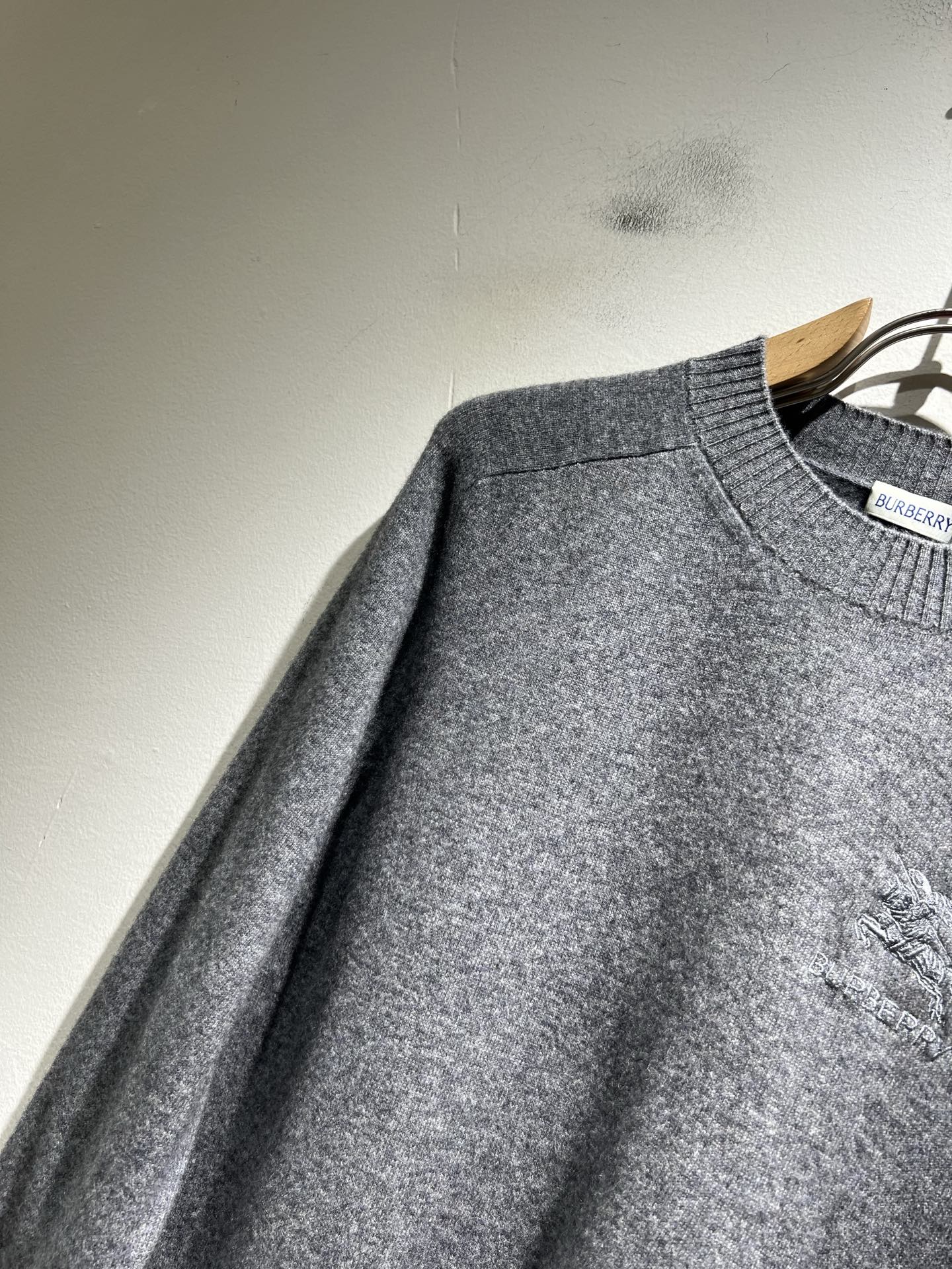 Bur*erry 巴*莉 2025秋冬新款针织羊毛衫，胸前设计标志logo图案刺绣设计！品牌经典设计元素