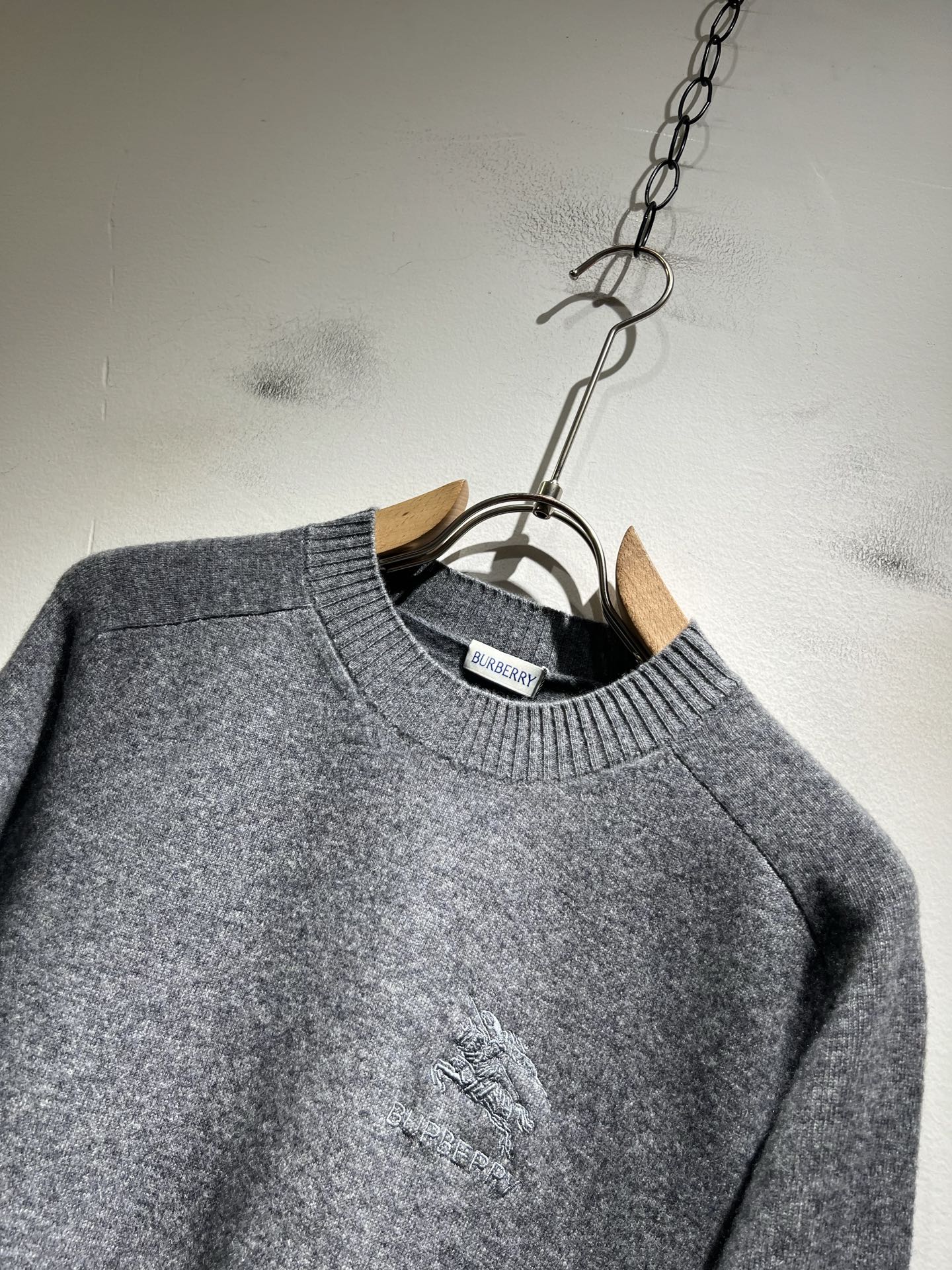 Bur*erry 巴*莉 2025秋冬新款针织羊毛衫，胸前设计标志logo图案刺绣设计！品牌经典设计元素