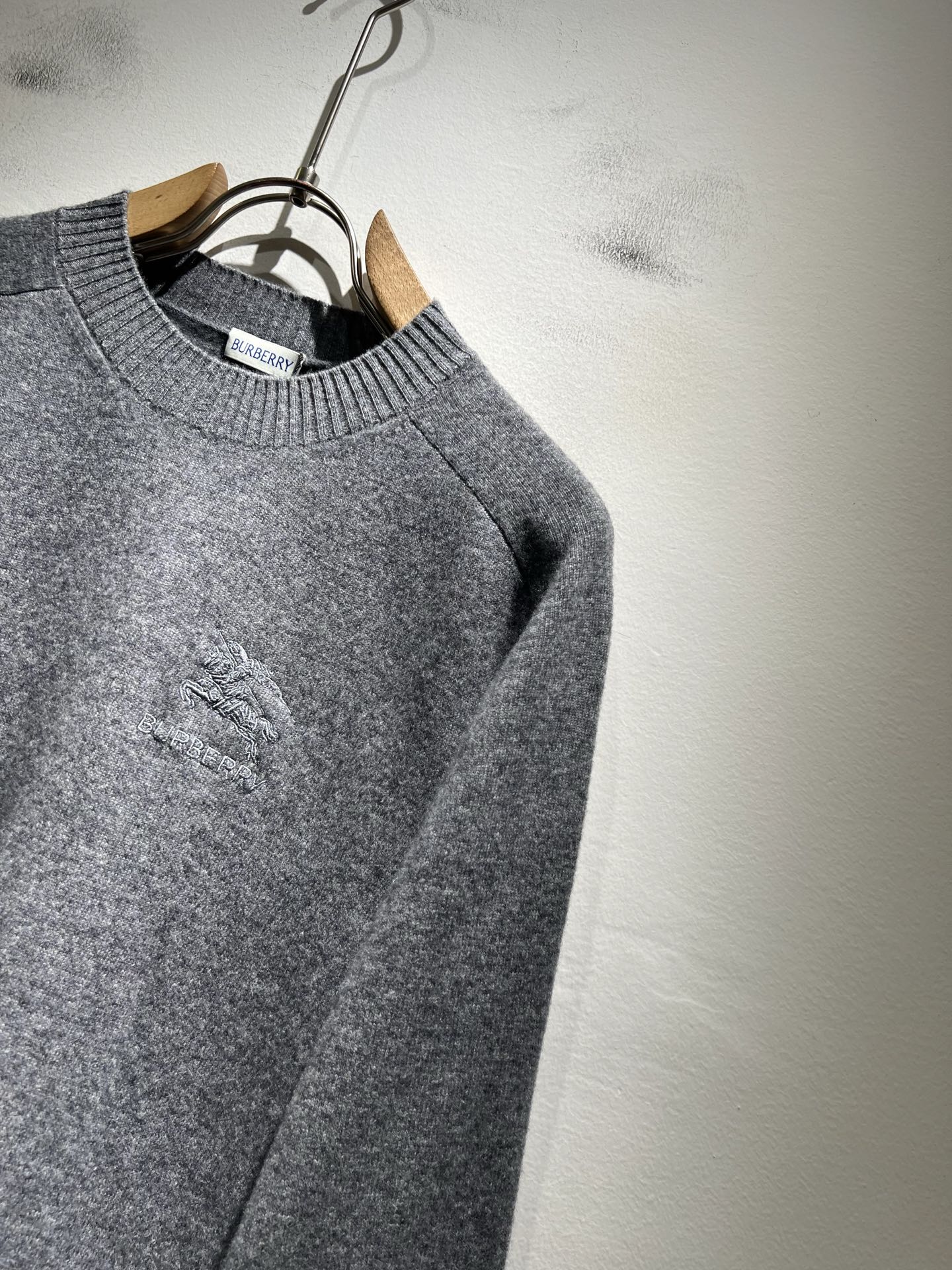 Bur*erry 巴*莉 2025秋冬新款针织羊毛衫，胸前设计标志logo图案刺绣设计！品牌经典设计元素