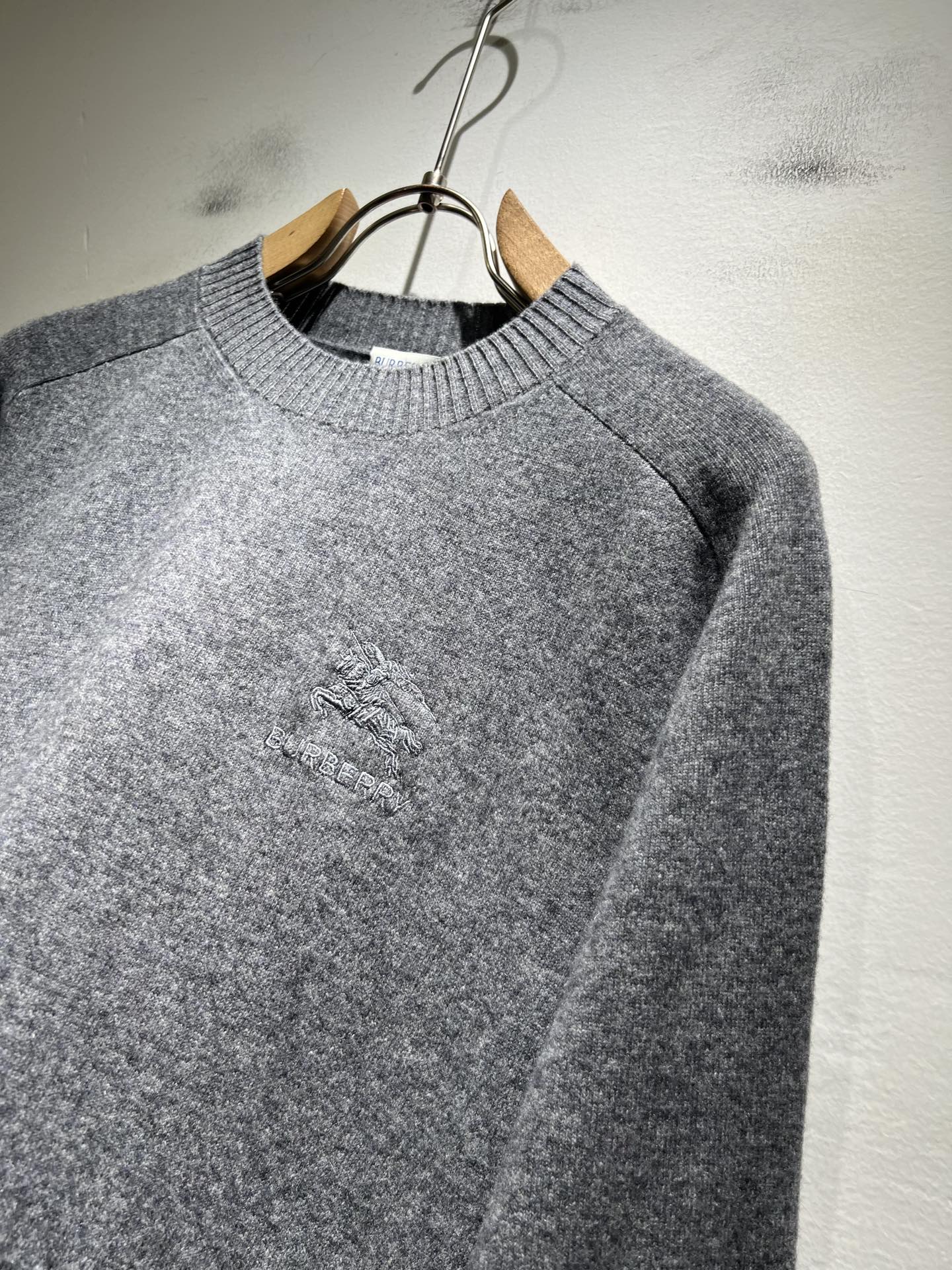 Bur*erry 巴*莉 2025秋冬新款针织羊毛衫，胸前设计标志logo图案刺绣设计！品牌经典设计元素