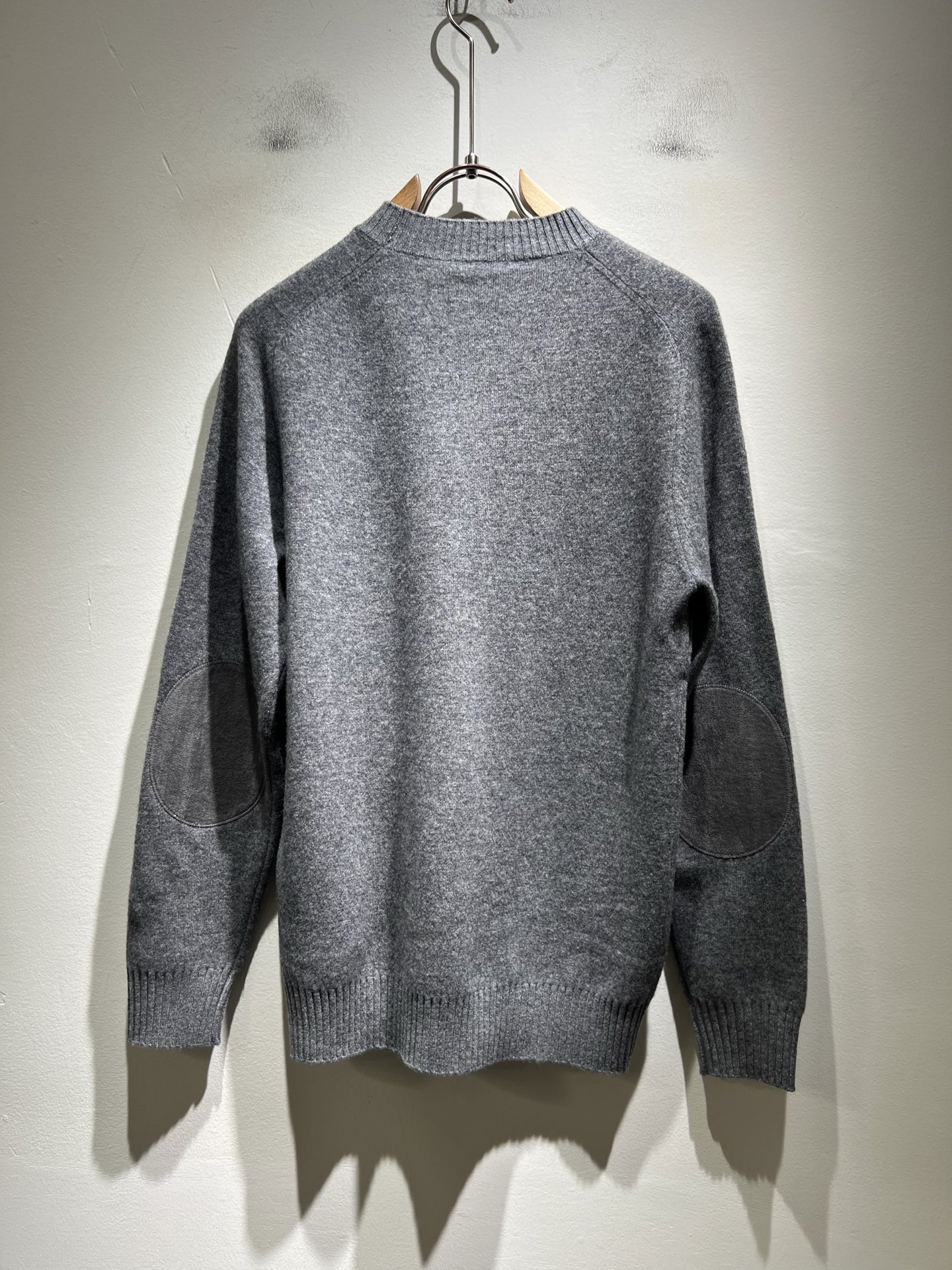 Bur*erry 巴*莉 2025秋冬新款针织羊毛衫，胸前设计标志logo图案刺绣设计！品牌经典设计元素