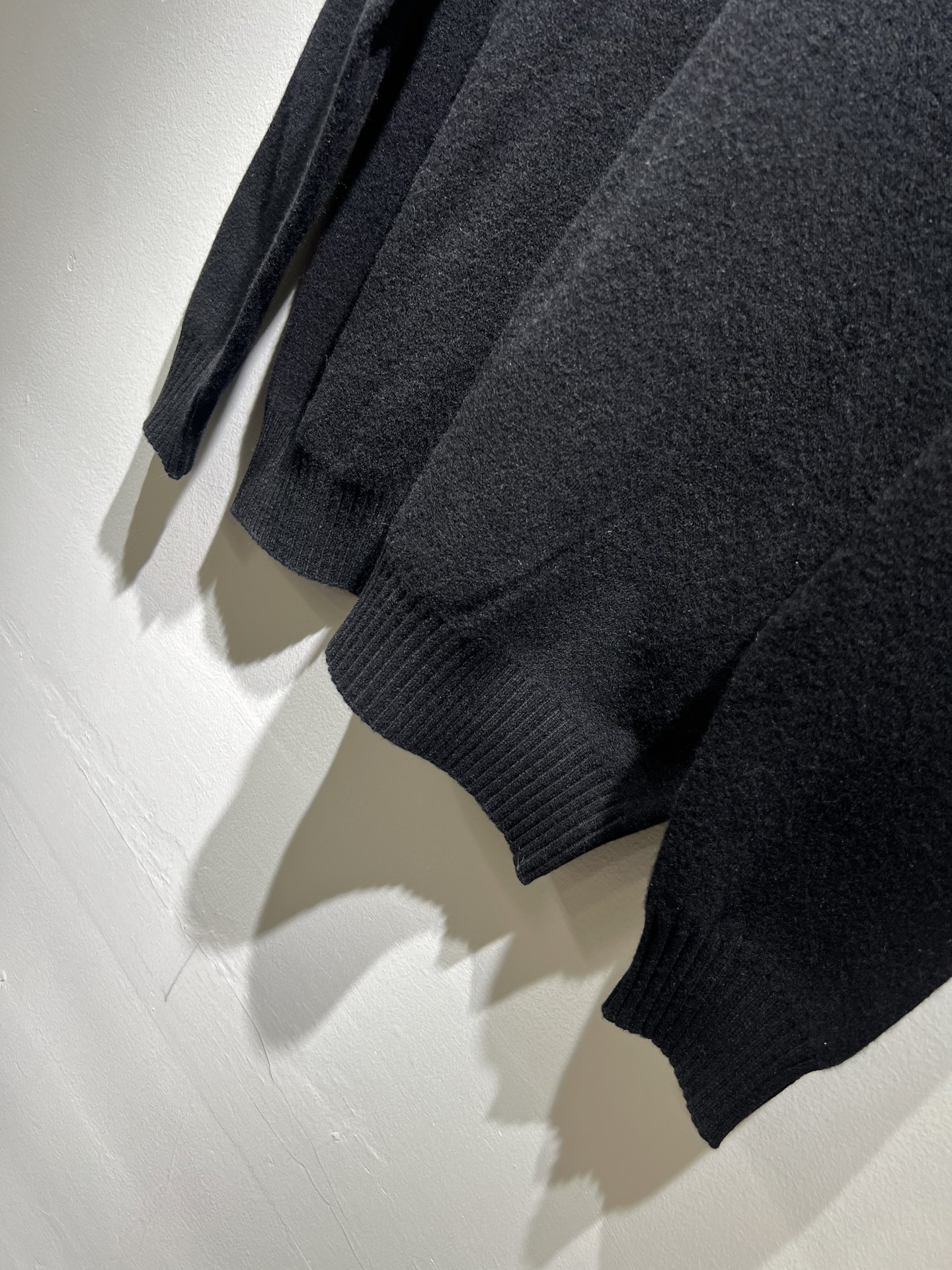 Bur*erry 巴*莉 2025秋冬新款针织羊毛衫，胸前设计标志logo图案刺绣设计！品牌经典设计元素