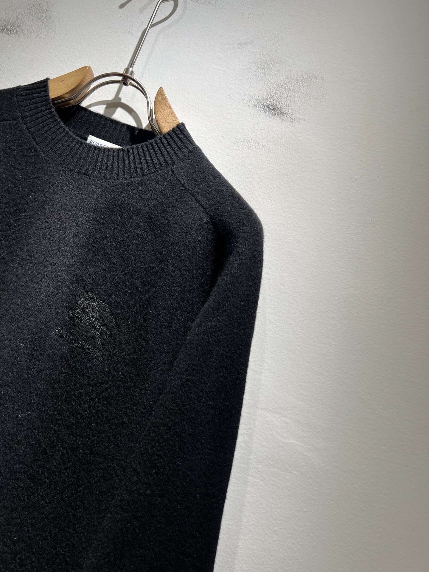 Bur*erry 巴*莉 2025秋冬新款针织羊毛衫，胸前设计标志logo图案刺绣设计！品牌经典设计元素