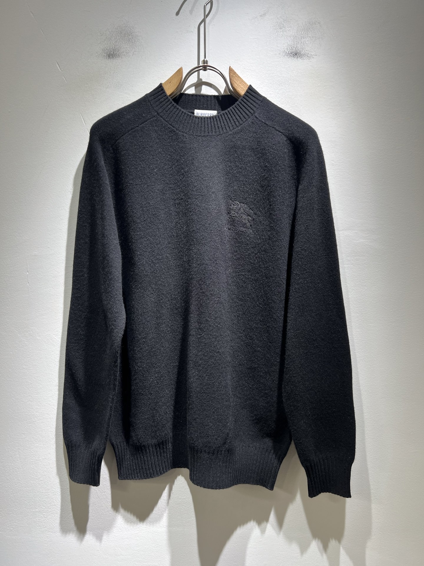 NO:598435,Bur*erry's new autumn and winter knitted wool sweater, with logo embroidery design on the chest!  Brand classic design elements!  It’s neither monotonous nor complicated, just the right amount to show off your taste!  Customized wool fabrics for customers!  Comfortable and breathable are not a problem at all, and the unique luxury feel of the fabric presents a simple and elegant temperament!  Every detail is in sync with high-end fashion. Sizes: M-3XL, burberry, alexander wang19860909Bur*erry 巴*莉 秋冬新款针织羊毛衫,胸前设计标志logo图案刺绣设计！品牌经典设计元素！既不单调也不复杂,恰到好处的展现品味！客供定制羊毛面料！舒适透气根本不在话下,面料独具的高奢感呈现简约优雅气质！每一处细节都是与高端时尚同步的体现.尺码:M-3XL,,burberry,alexander wang,Men's clothing