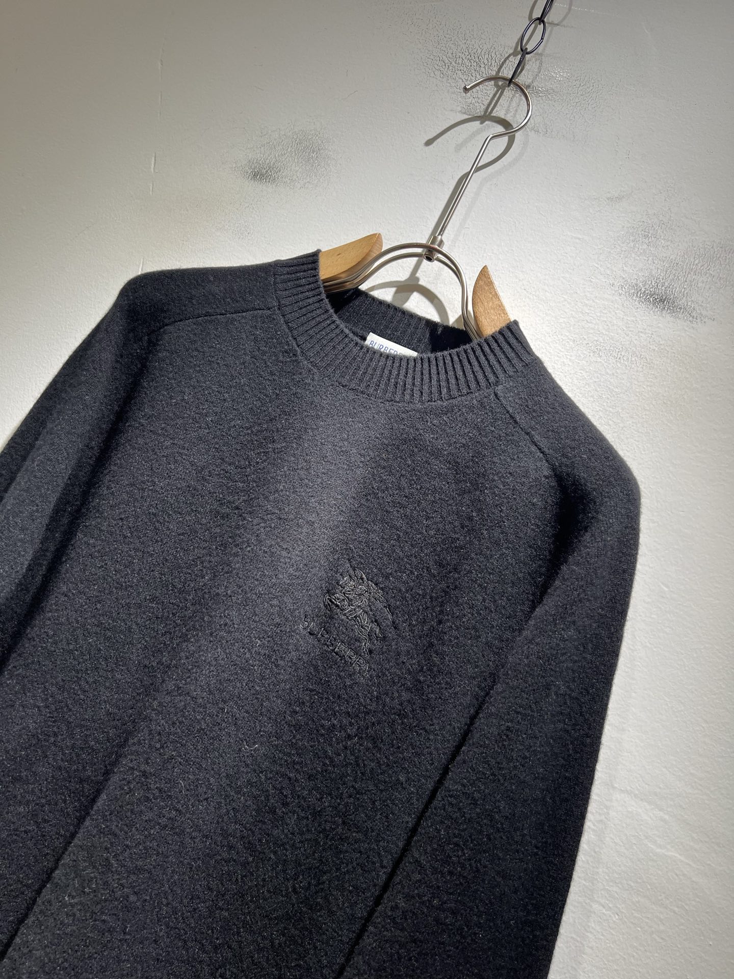 Bur*erry 巴*莉 2025秋冬新款针织羊毛衫，胸前设计标志logo图案刺绣设计！品牌经典设计元素