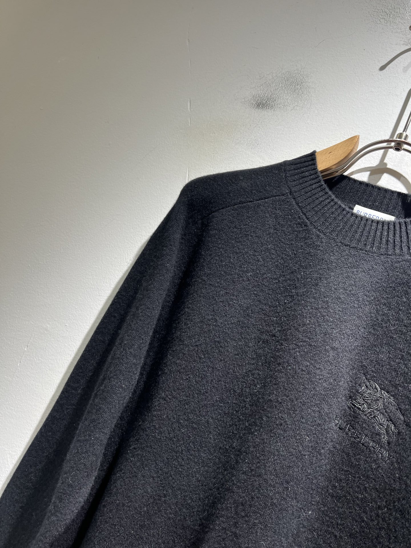 Bur*erry 巴*莉 2025秋冬新款针织羊毛衫，胸前设计标志logo图案刺绣设计！品牌经典设计元素