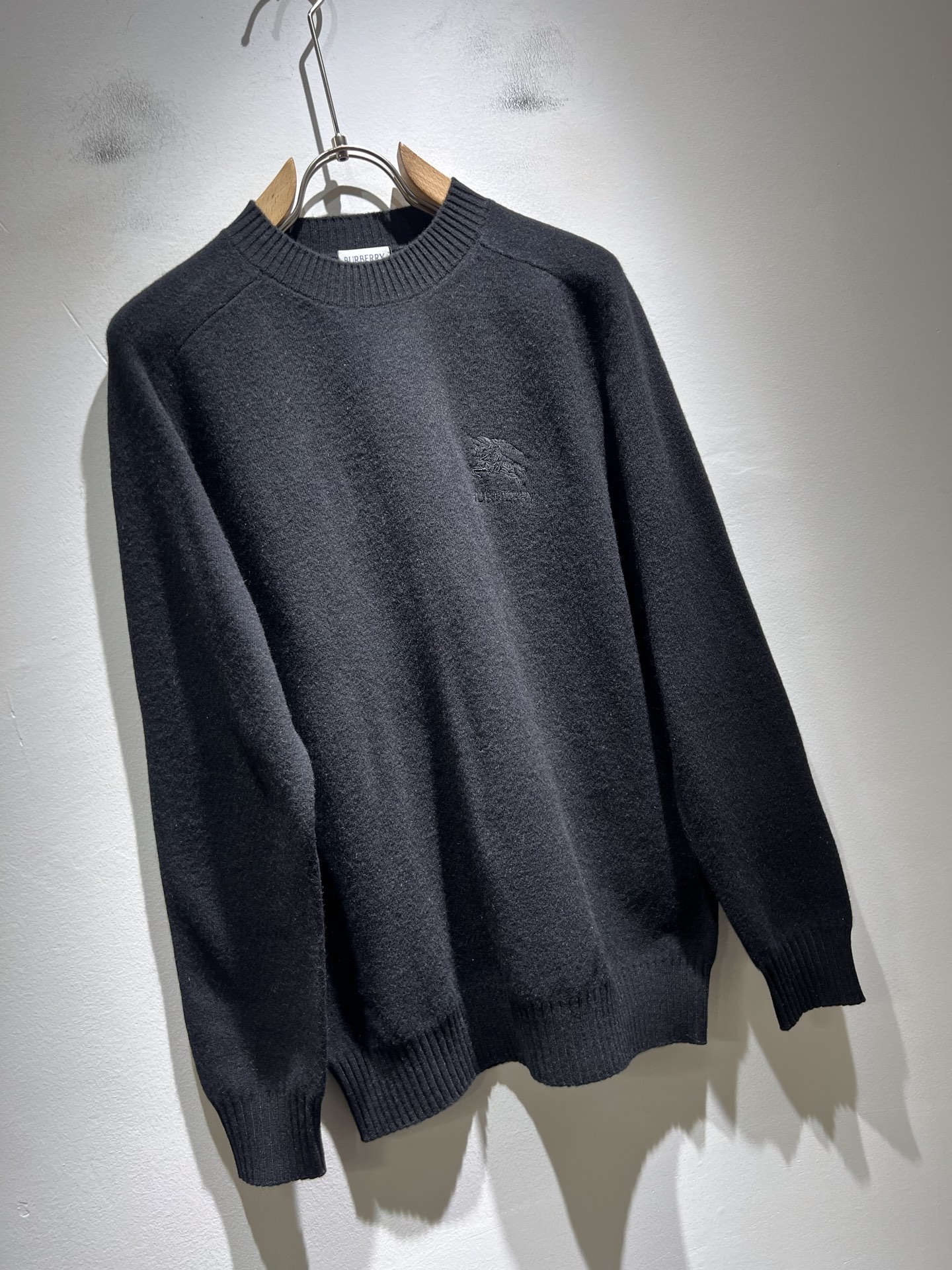 Bur*erry 巴*莉 2025秋冬新款针织羊毛衫，胸前设计标志logo图案刺绣设计！品牌经典设计元素