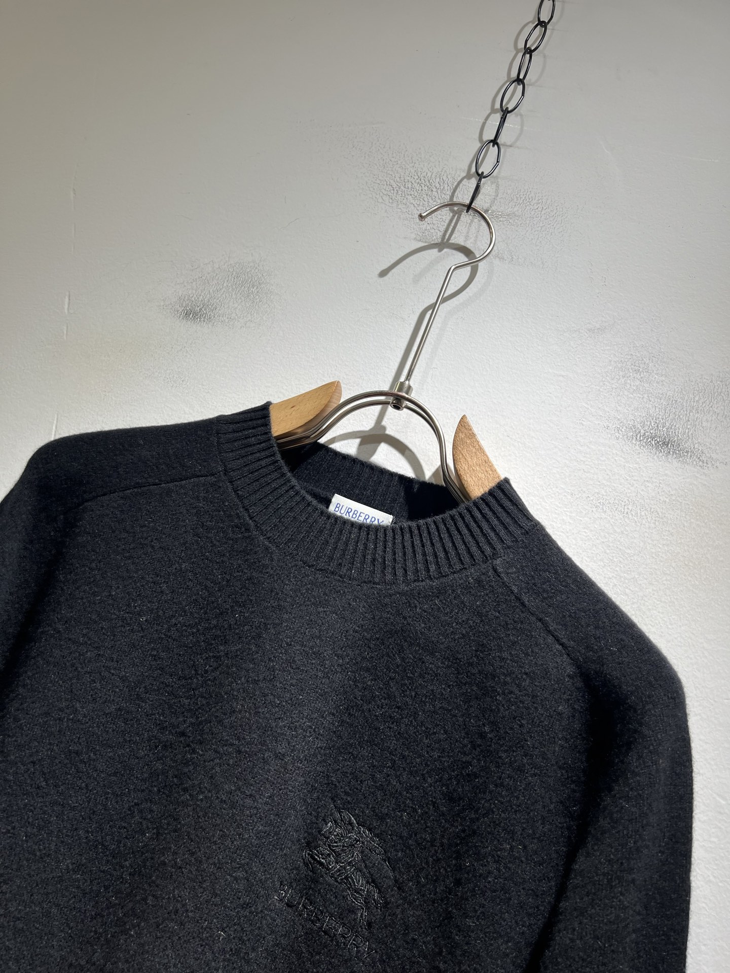Bur*erry 巴*莉 2025秋冬新款针织羊毛衫，胸前设计标志logo图案刺绣设计！品牌经典设计元素