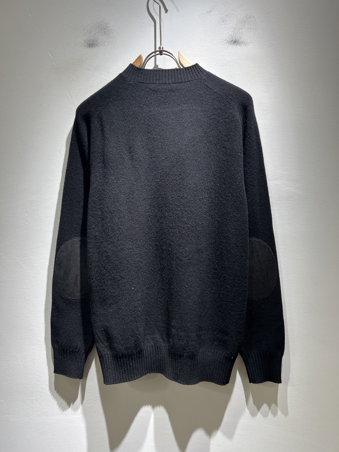 Bur*erry 巴*莉 2025秋冬新款针织羊毛衫，胸前设计标志logo图案刺绣设计！品牌经典设计元素