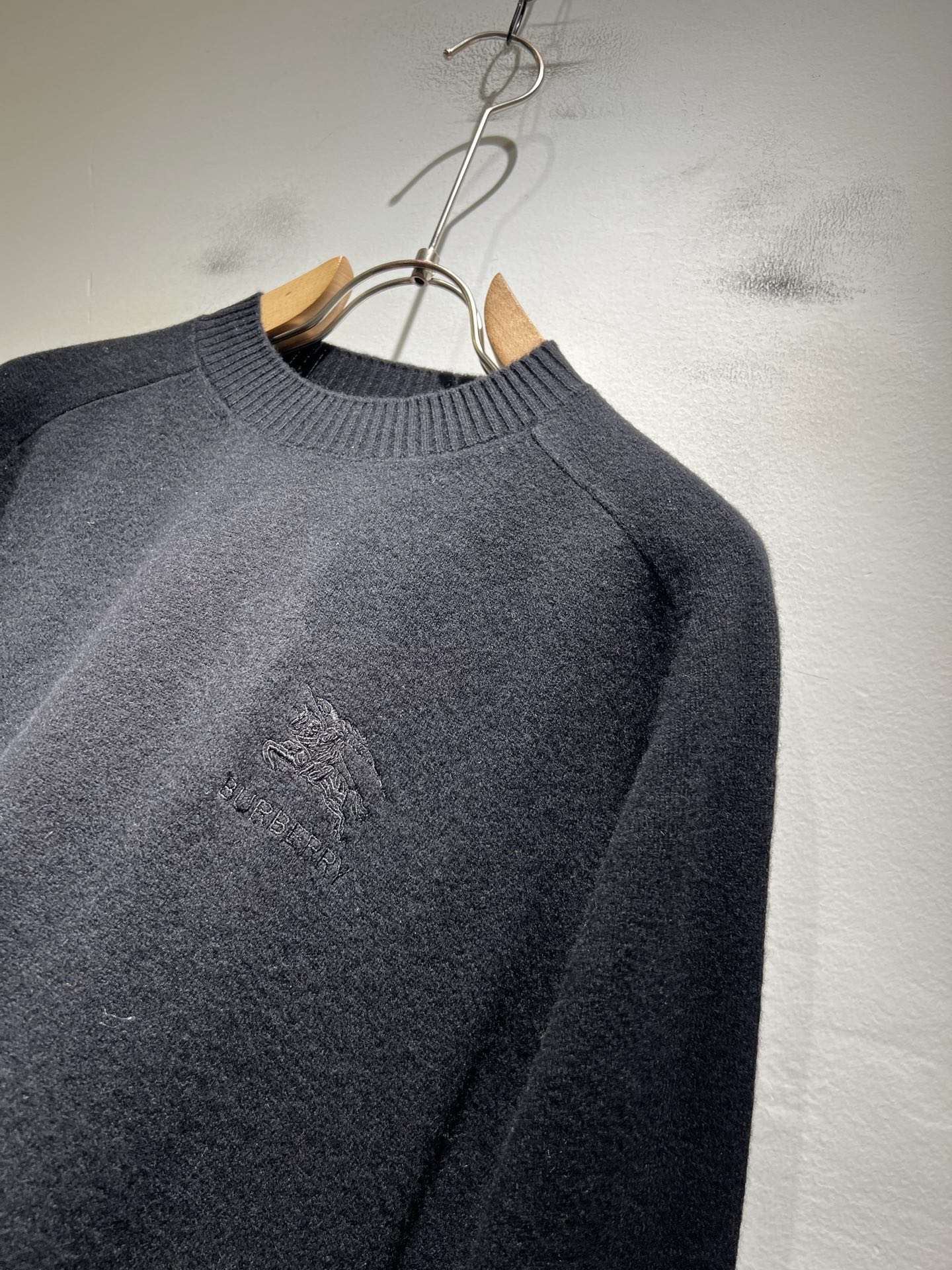 Bur*erry 巴*莉 2025秋冬新款针织羊毛衫，胸前设计标志logo图案刺绣设计！品牌经典设计元素