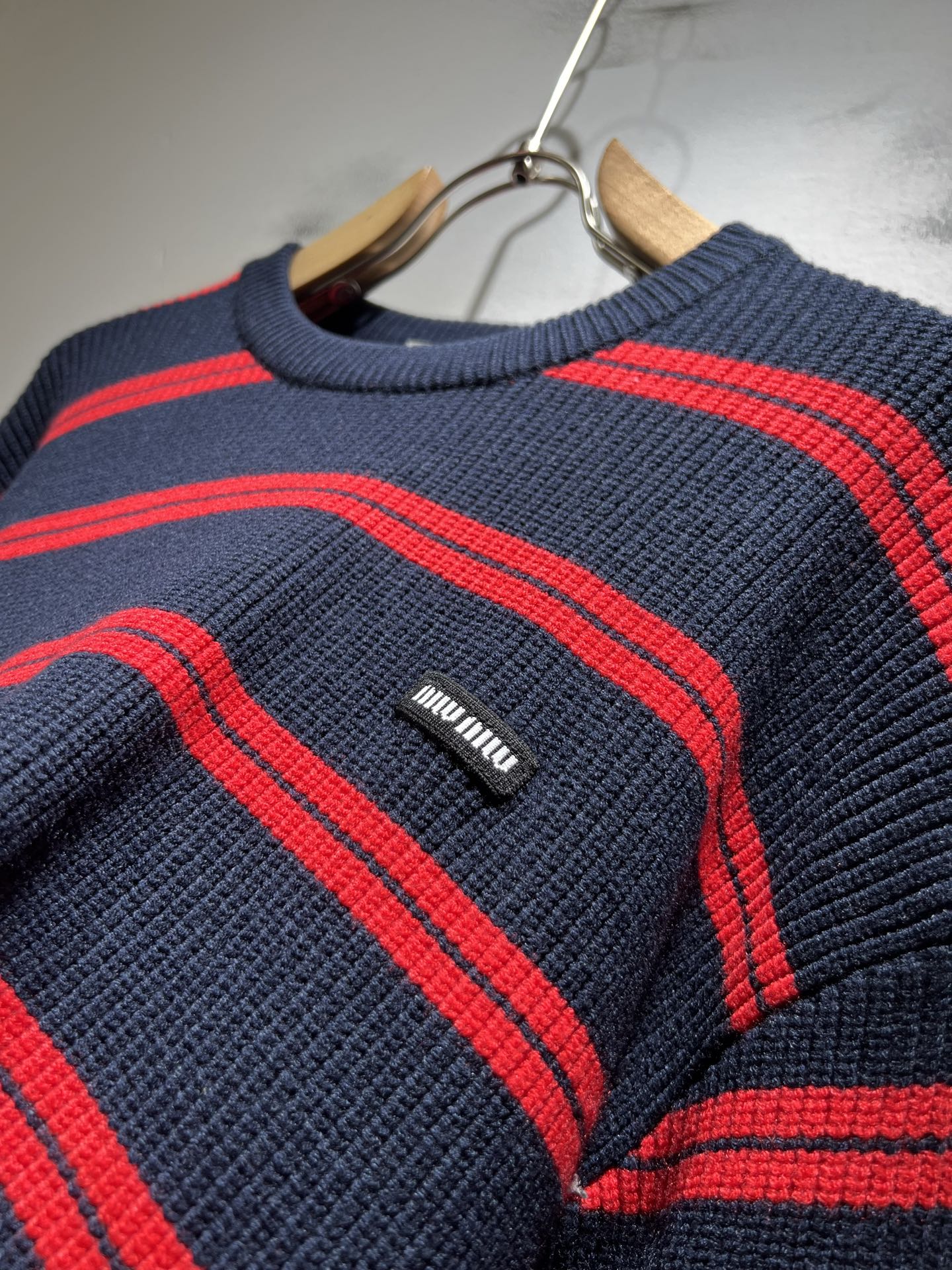 MIUMIU 谬谬 2025秋冬新款男女同款针织羊毛衫，品牌最新设计元素！既不单调也不复杂,恰到好处的展