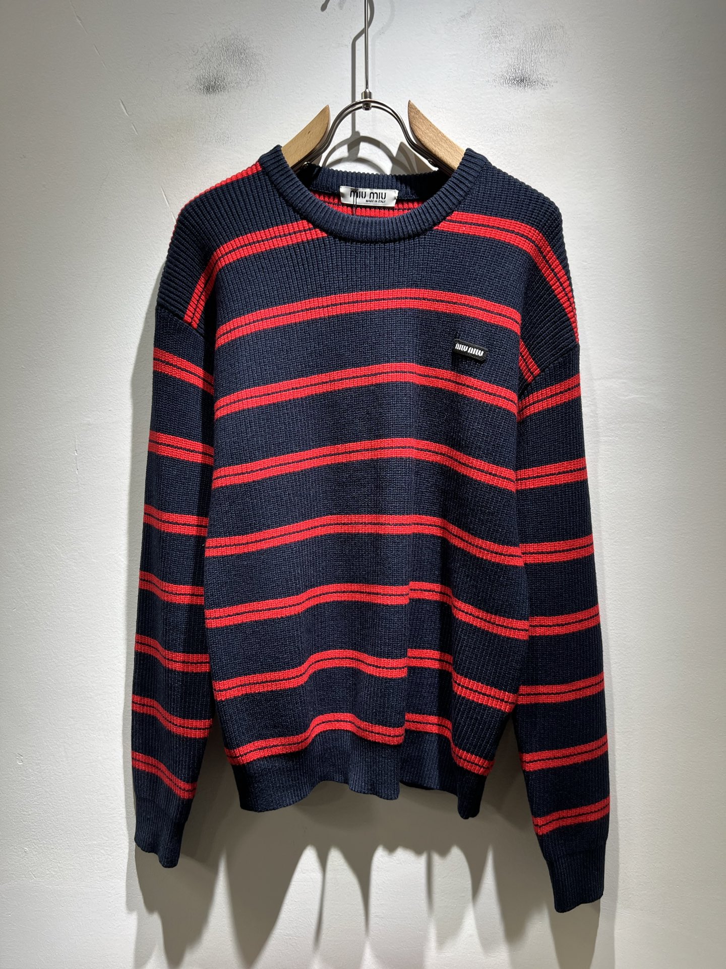 MIUMIU 谬谬 2025秋冬新款男女同款针织羊毛衫，品牌最新设计元素！既不单调也不复杂,恰到好处的展