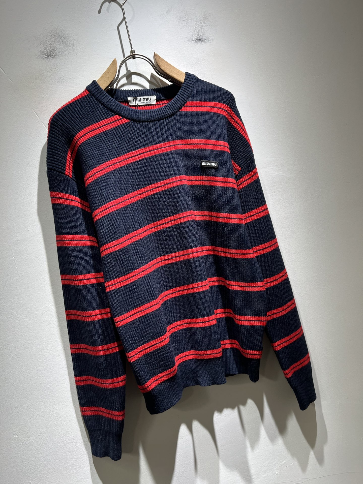 MIUMIU 谬谬 2025秋冬新款男女同款针织羊毛衫，品牌最新设计元素！既不单调也不复杂,恰到好处的展