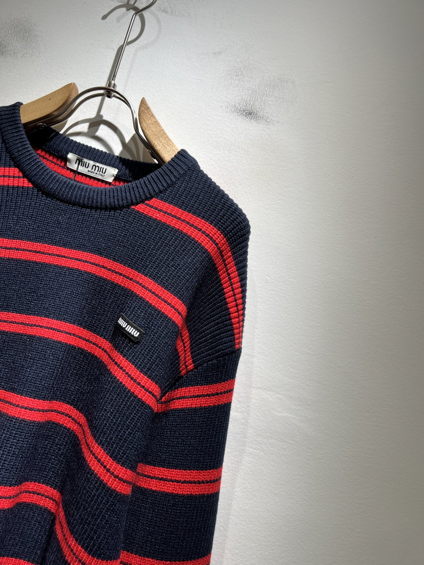 MIUMIU 谬谬 2025秋冬新款男女同款针织羊毛衫，品牌最新设计元素！既不单调也不复杂,恰到好处的展