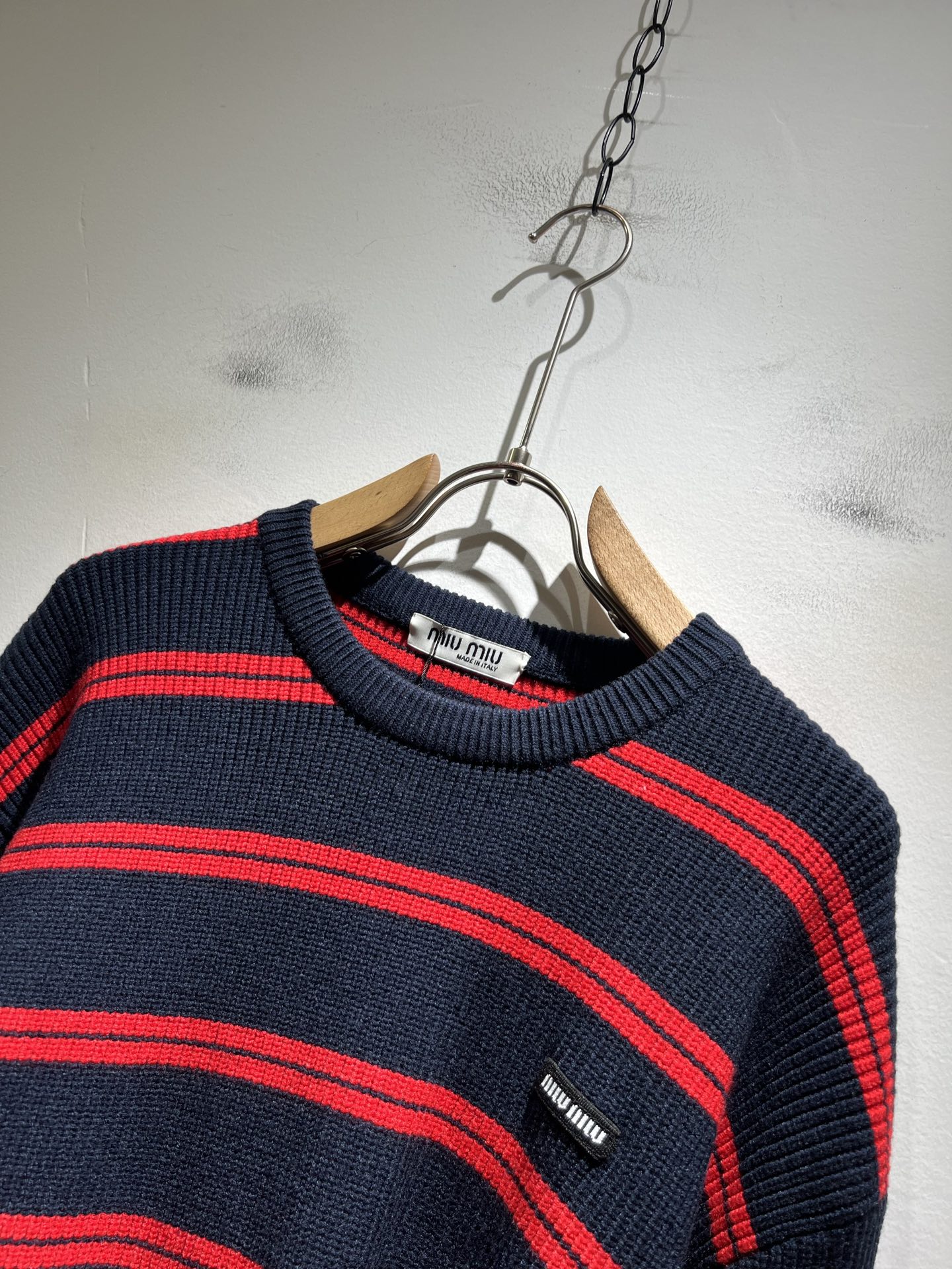 MIUMIU 谬谬 2025秋冬新款男女同款针织羊毛衫，品牌最新设计元素！既不单调也不复杂,恰到好处的展